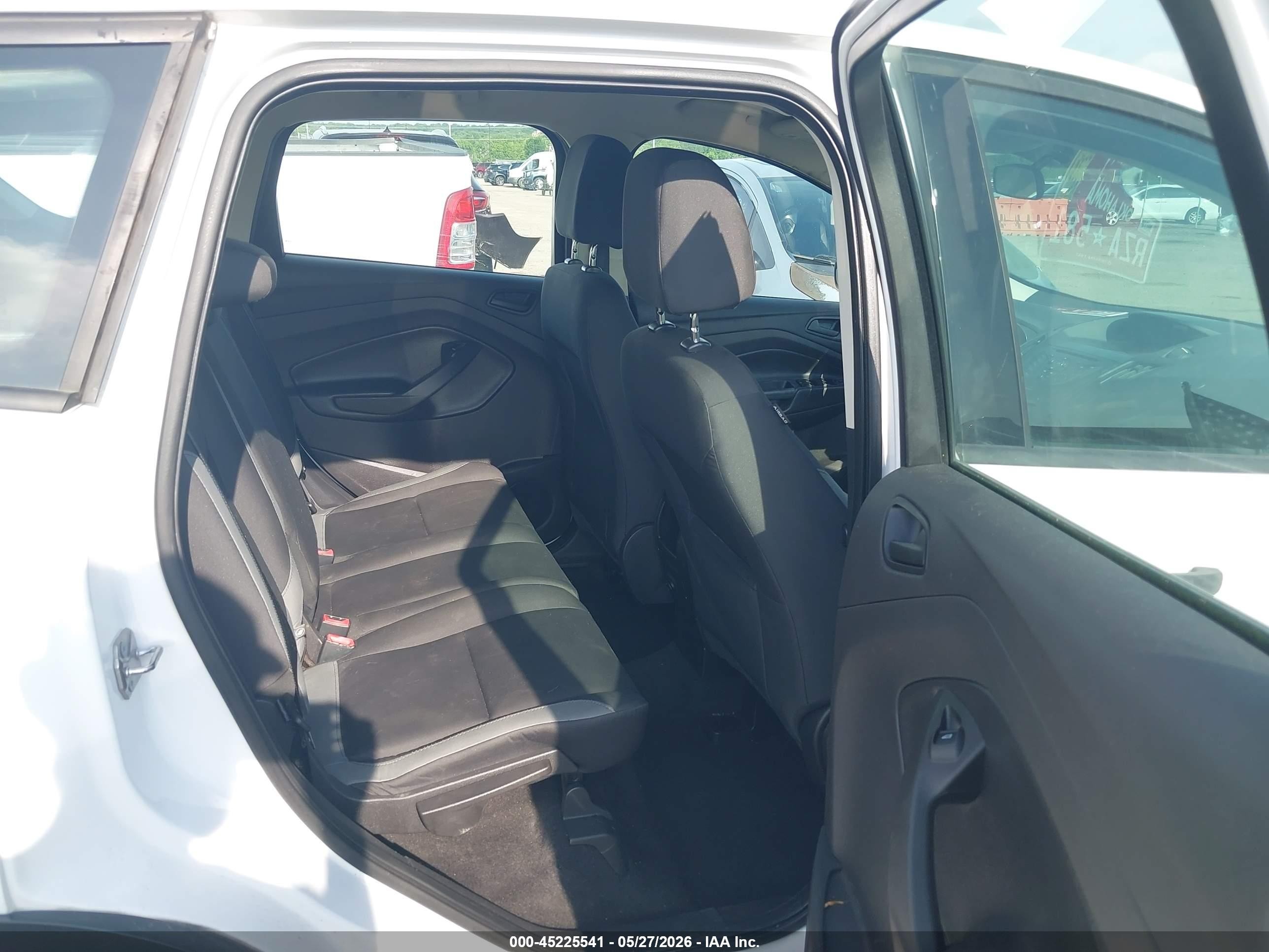 2015 Ford Escape S Белый vin: 1FMCU0F74FUC24892