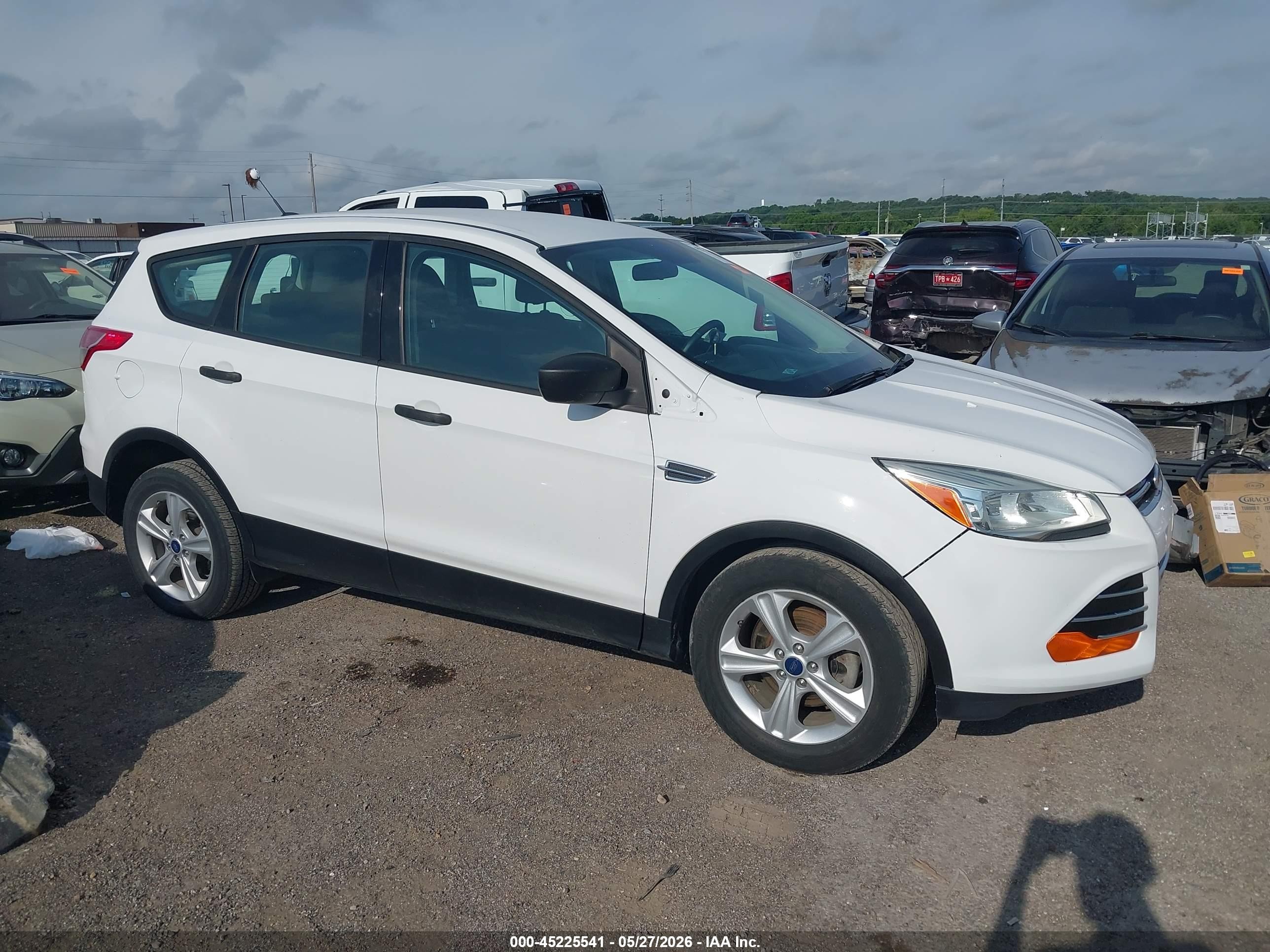 2015 Ford Escape S Белый vin: 1FMCU0F74FUC24892