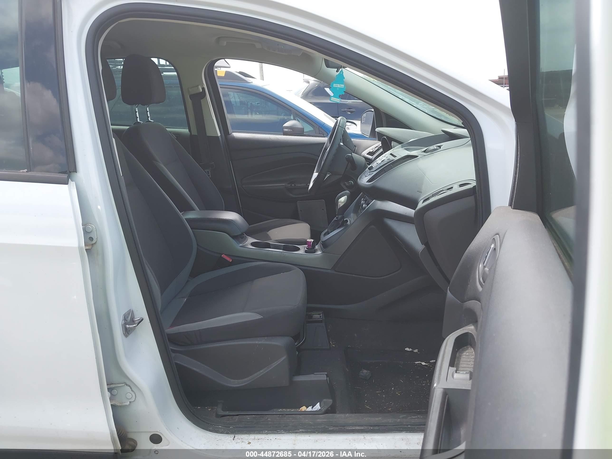 2013 Ford Escape S Белый vin: 1FMCU0F76DUC23224