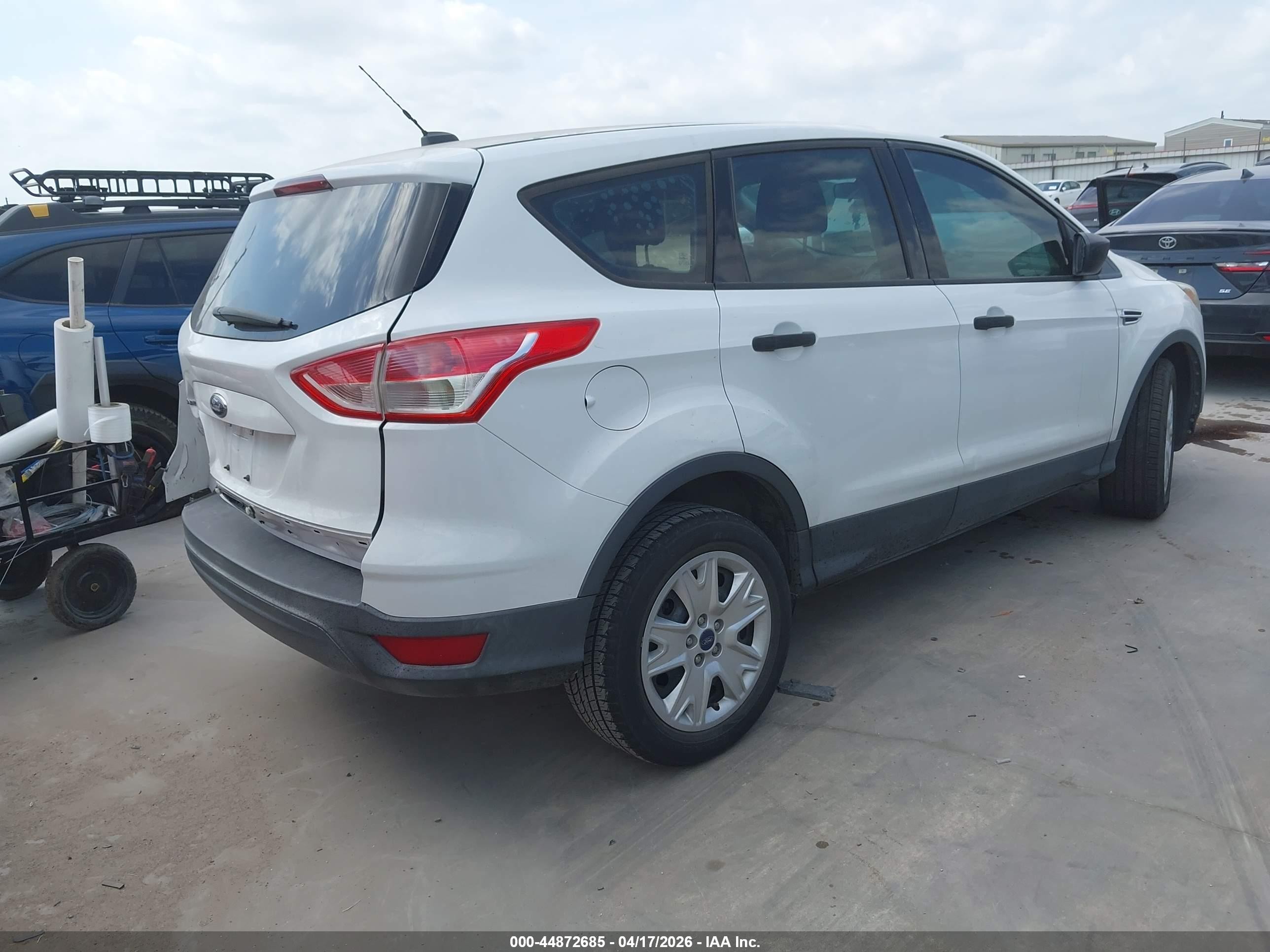 2013 Ford Escape S Белый vin: 1FMCU0F76DUC23224