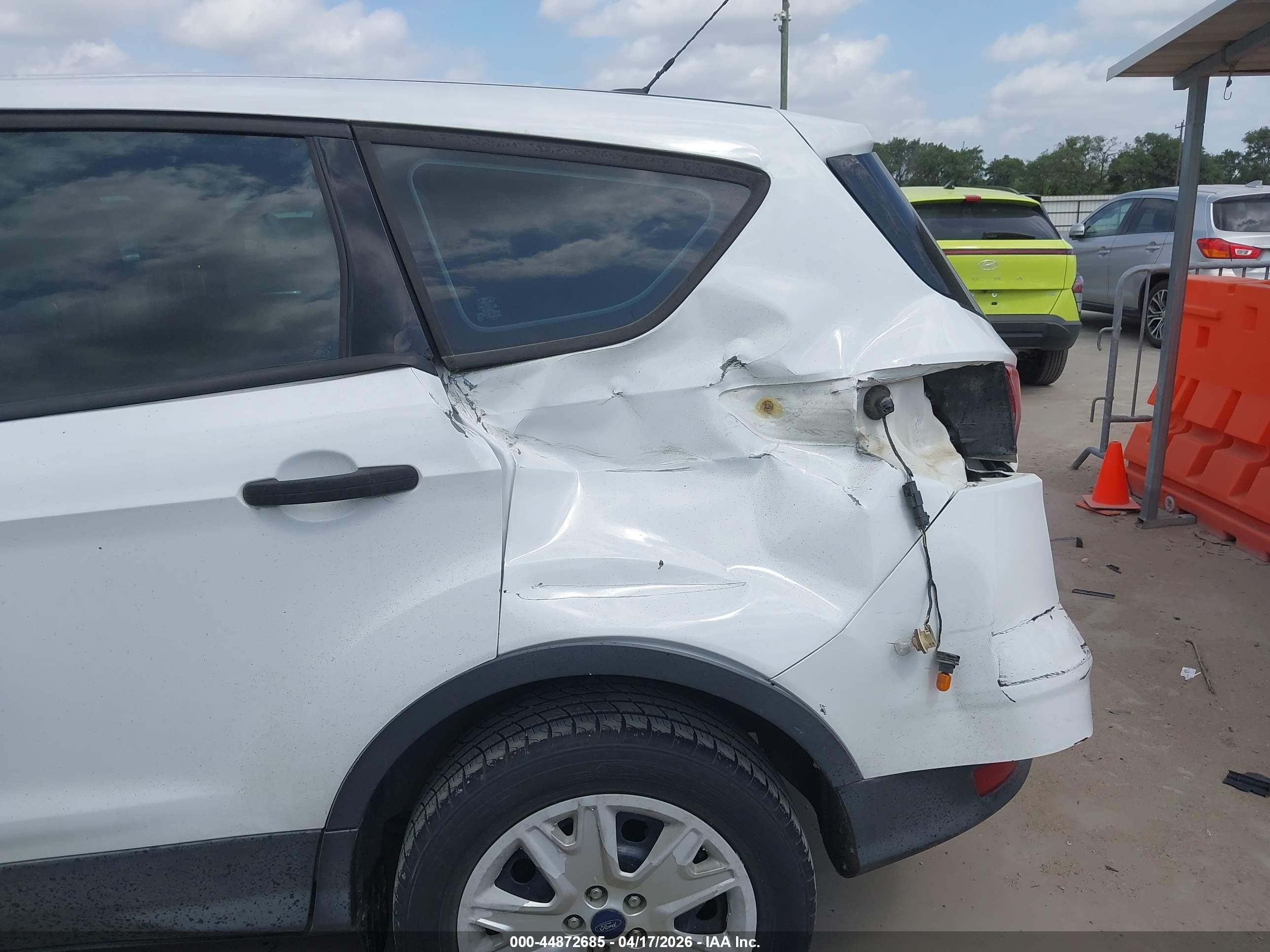 2013 Ford Escape S Белый vin: 1FMCU0F76DUC23224