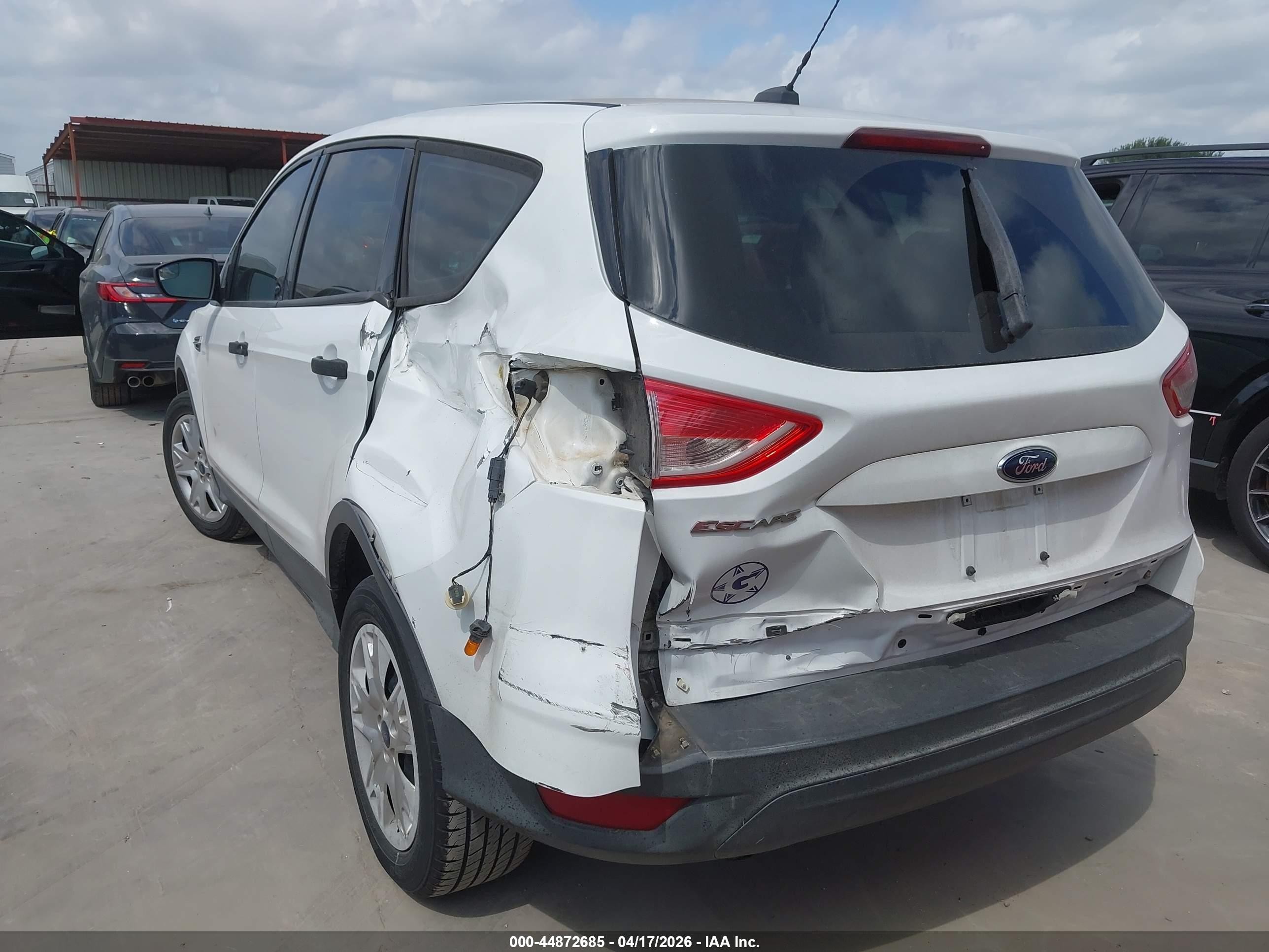 2013 Ford Escape S Белый vin: 1FMCU0F76DUC23224