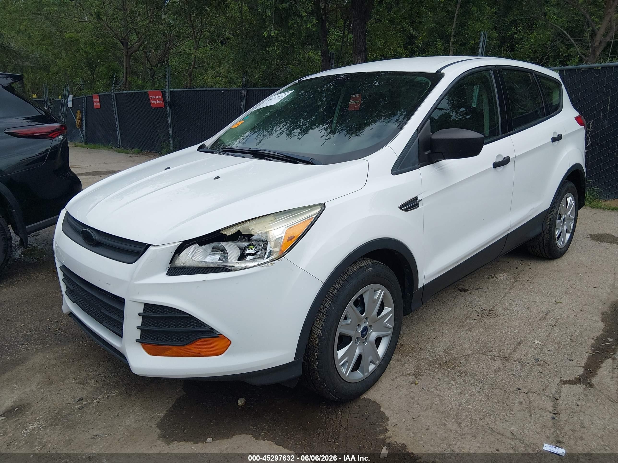 2013 Ford Escape S White vin: 1FMCU0F77DUC14189