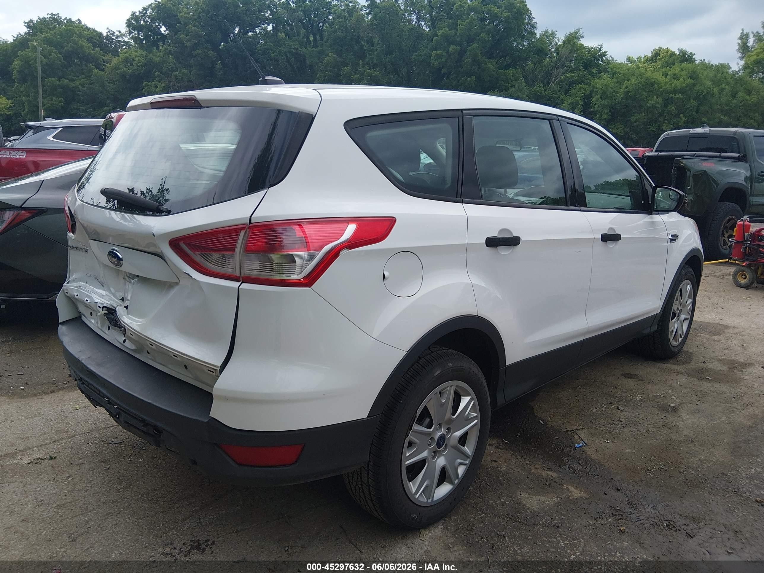 2013 Ford Escape S White vin: 1FMCU0F77DUC14189