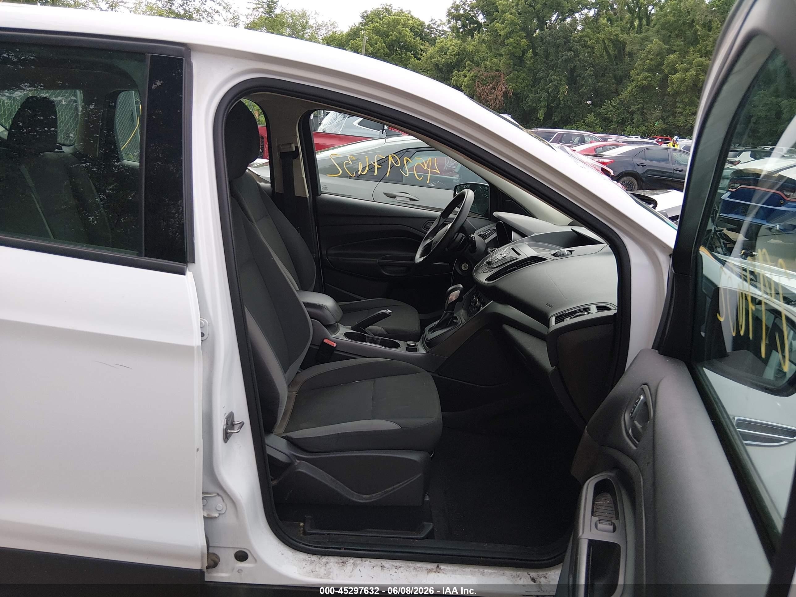2013 Ford Escape S White vin: 1FMCU0F77DUC14189