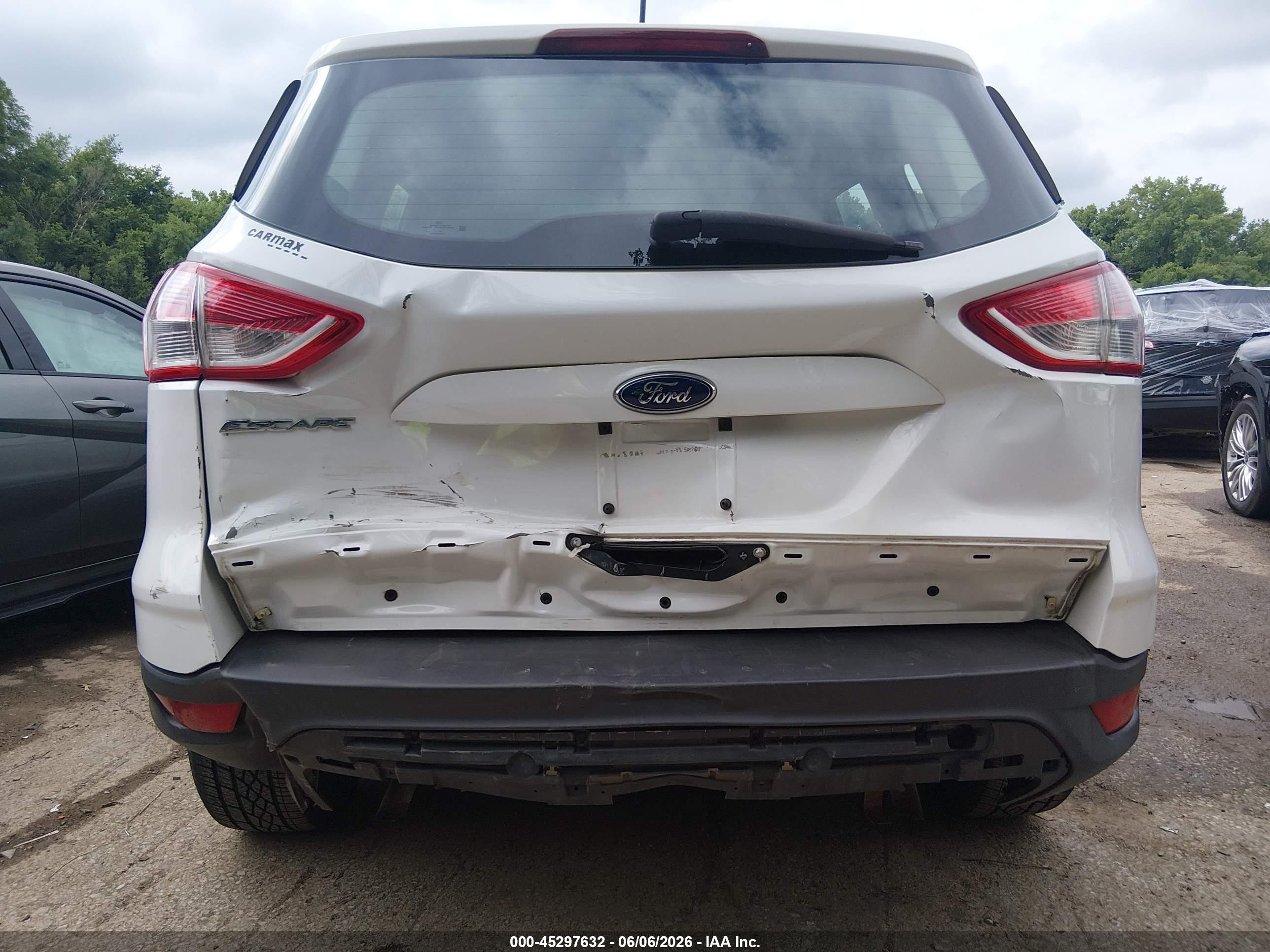 2013 Ford Escape S White vin: 1FMCU0F77DUC14189