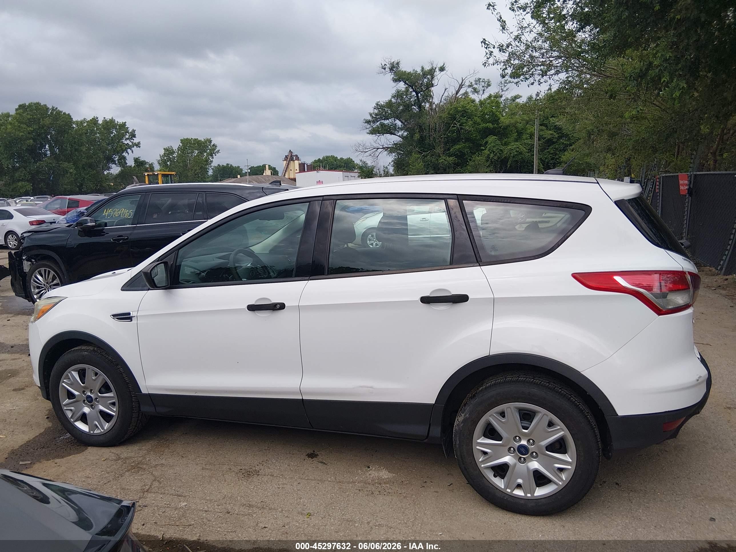 2013 Ford Escape S White vin: 1FMCU0F77DUC14189