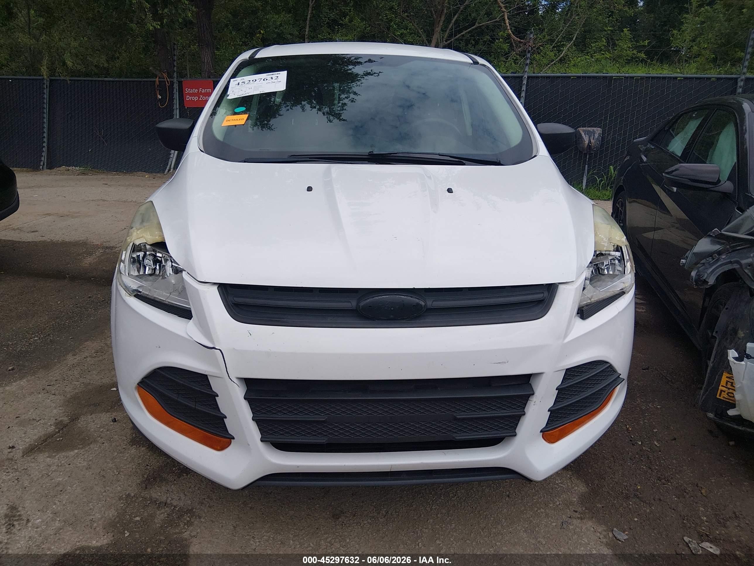 2013 Ford Escape S White vin: 1FMCU0F77DUC14189