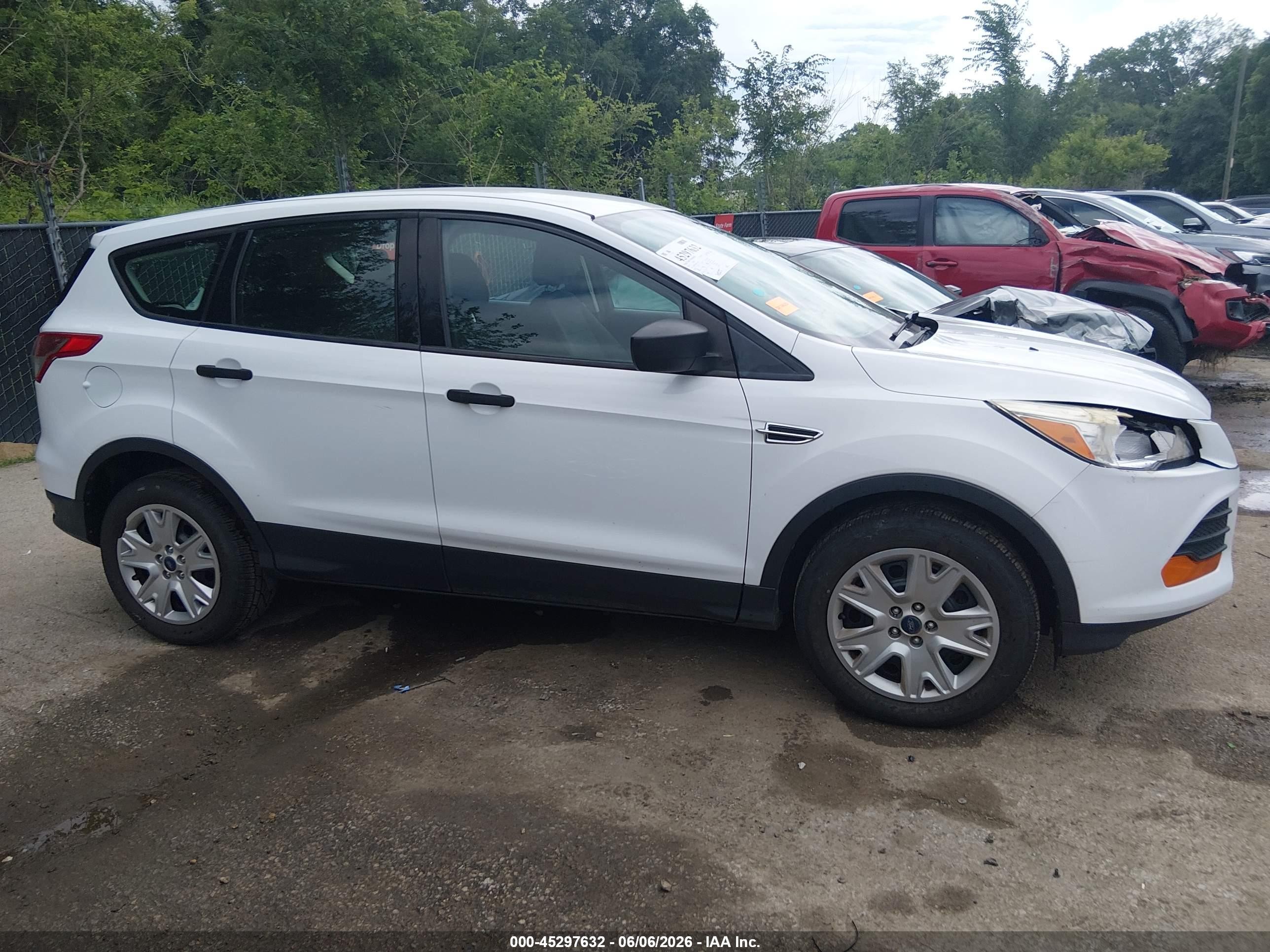 2013 Ford Escape S White vin: 1FMCU0F77DUC14189