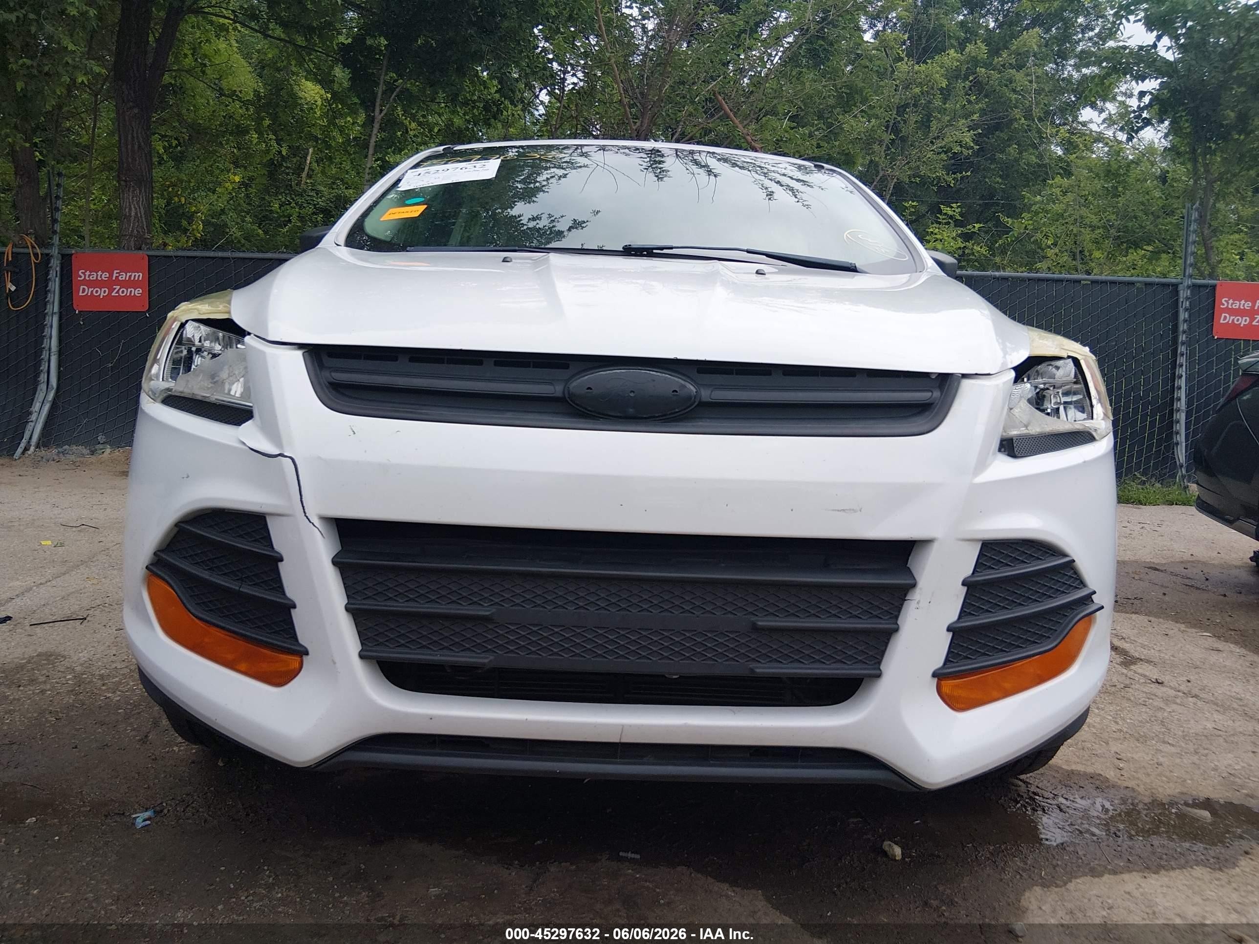 2013 Ford Escape S White vin: 1FMCU0F77DUC14189