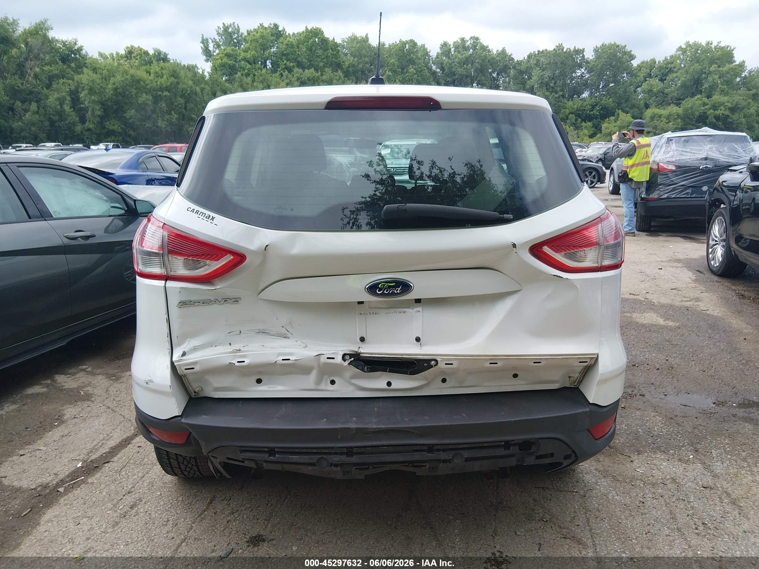 2013 Ford Escape S White vin: 1FMCU0F77DUC14189