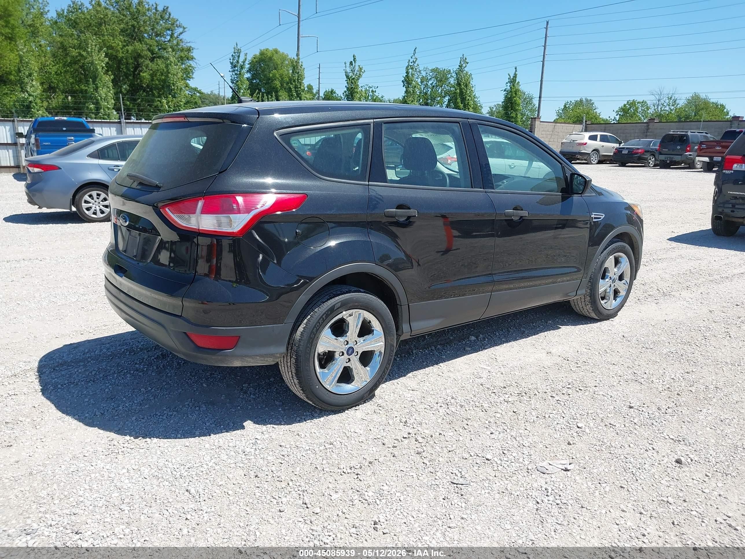 2015 Ford Escape S Черный vin: 1FMCU0F78FUB82579