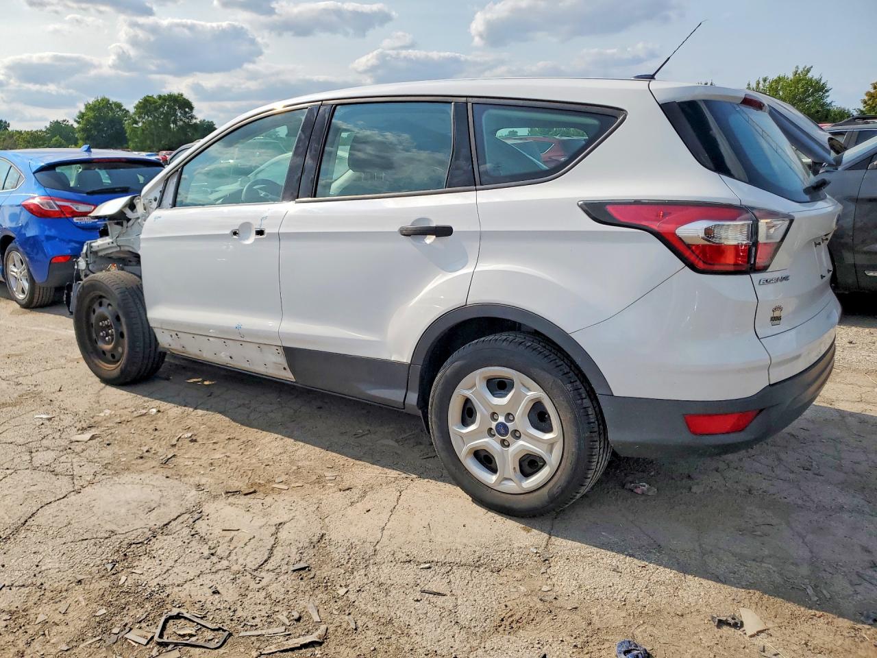 2017 Ford Escape S Белый vin: 1FMCU0F78HUB57202