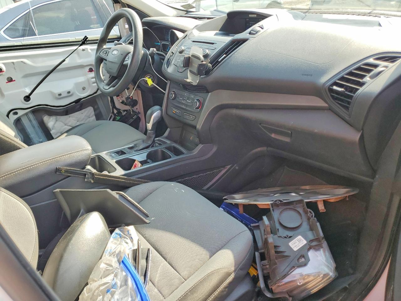 2017 Ford Escape S Белый vin: 1FMCU0F78HUB57202