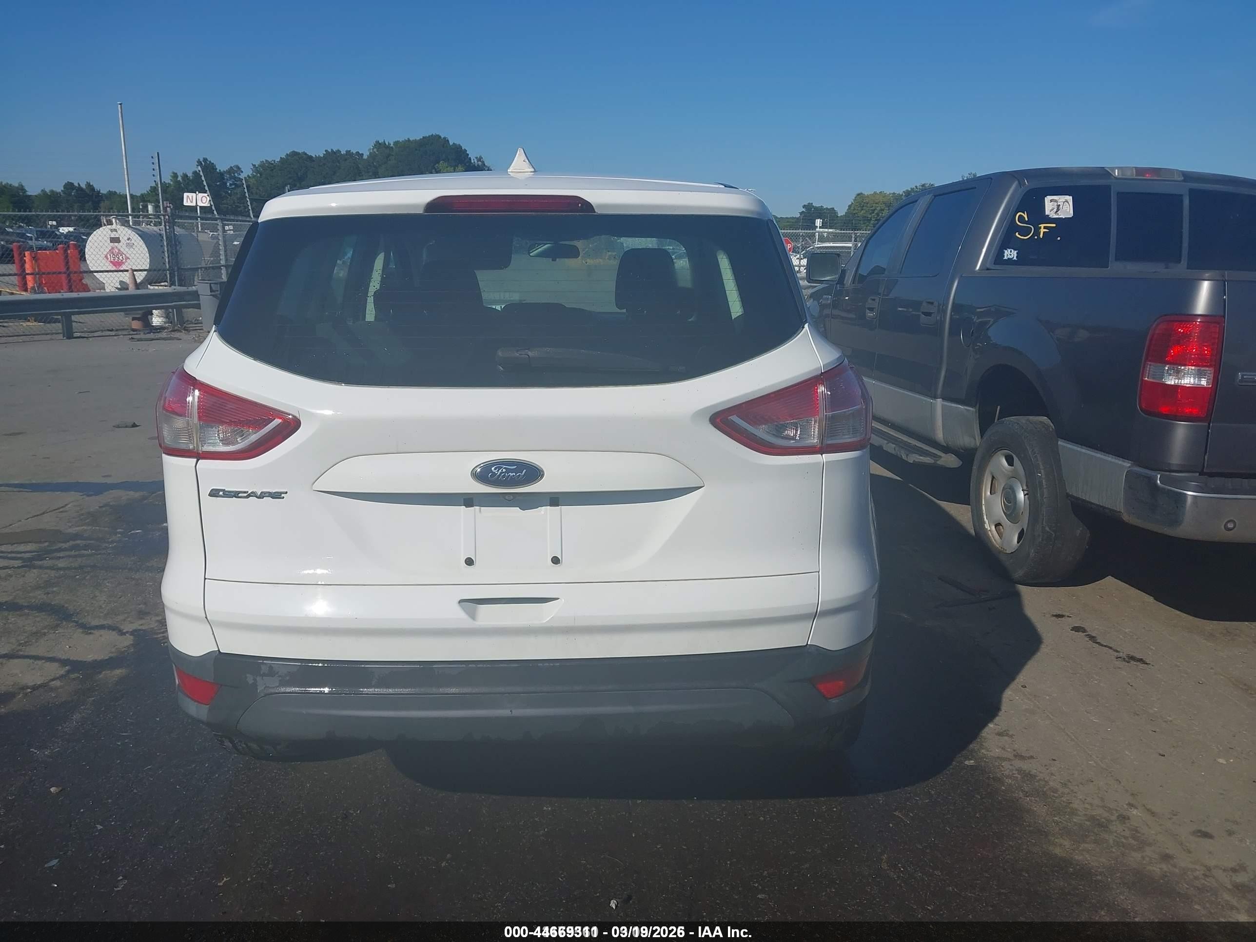 2014 Ford Escape S White vin: 1FMCU0F79EUA35105