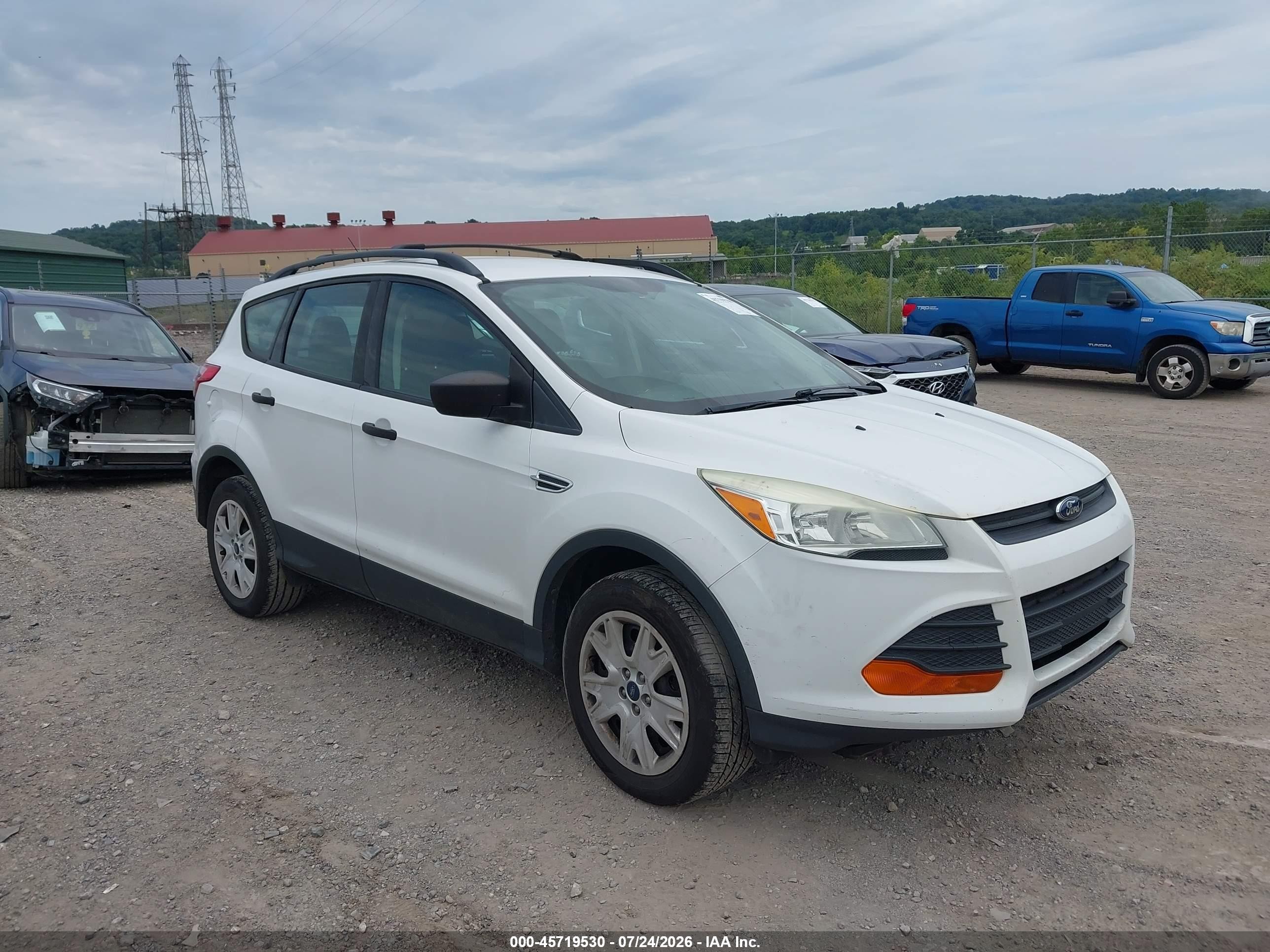 2013 Ford Escape S White vin: 1FMCU0F7XDUD11354