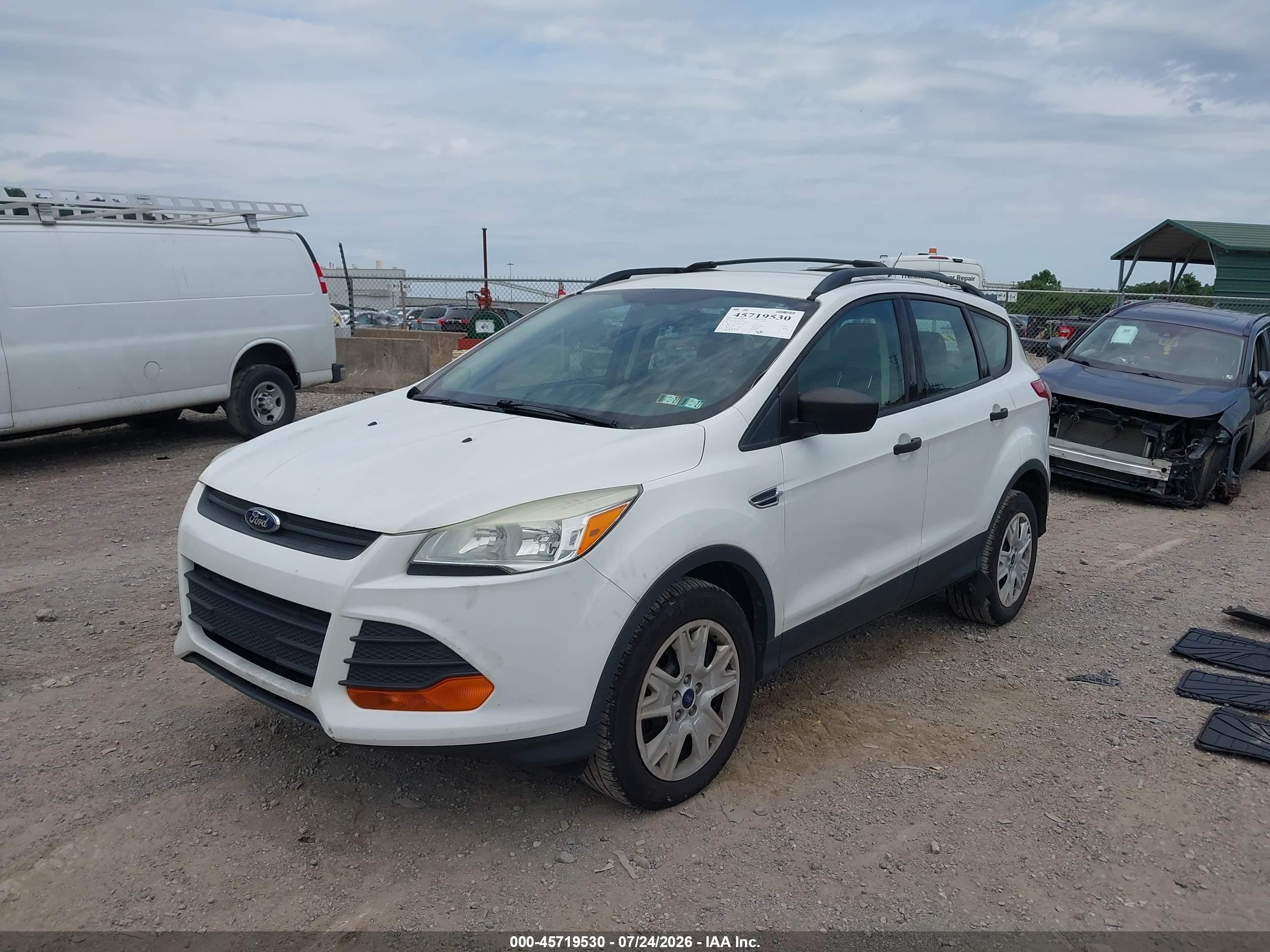 2013 Ford Escape S White vin: 1FMCU0F7XDUD11354