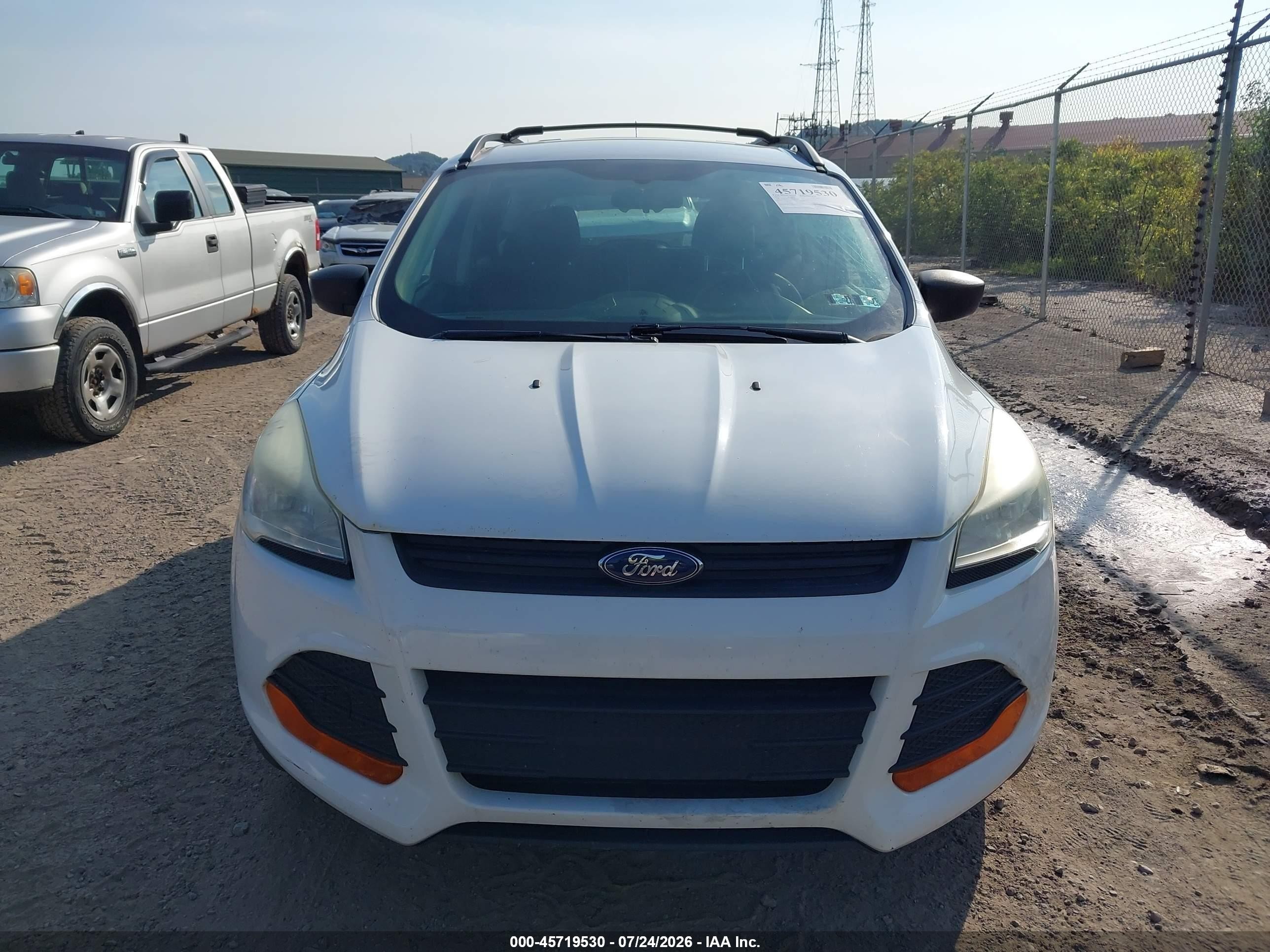 2013 Ford Escape S White vin: 1FMCU0F7XDUD11354