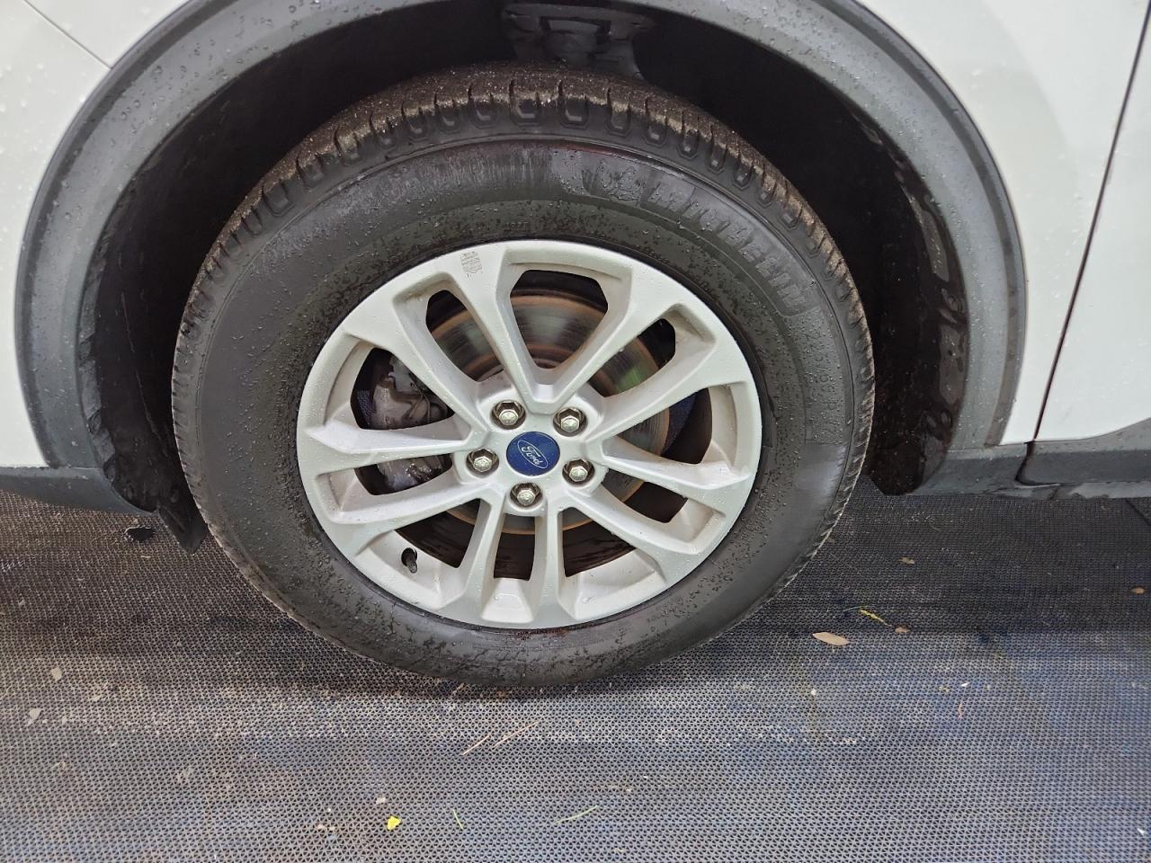2022 Ford Escape Se White vin: 1FMCU0G63NUB13058 Damage: Left Front Wheel, Curb Rash, 4 To 5 Inches