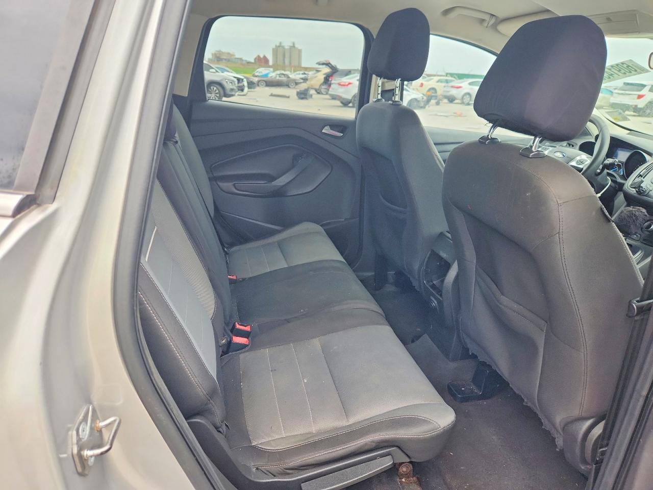 2015 Ford Escape Se Серебряный vin: 1FMCU0G7XFUA22217