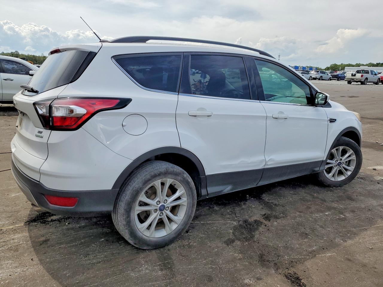 2018 Ford Escape Se White vin: 1FMCU0G90JUB49343