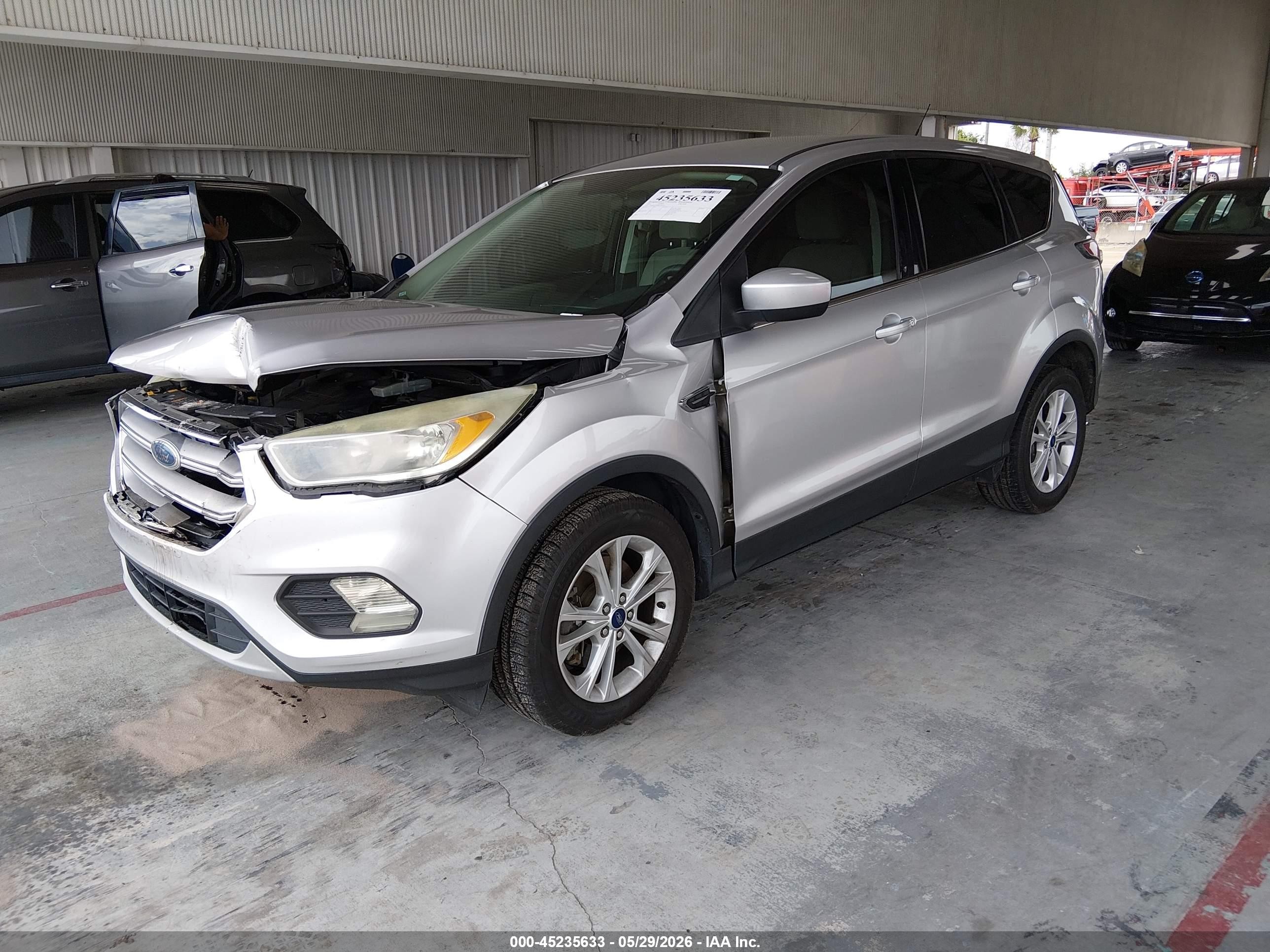 2017 Ford Escape Se Серебряный vin: 1FMCU0G96HUA46101