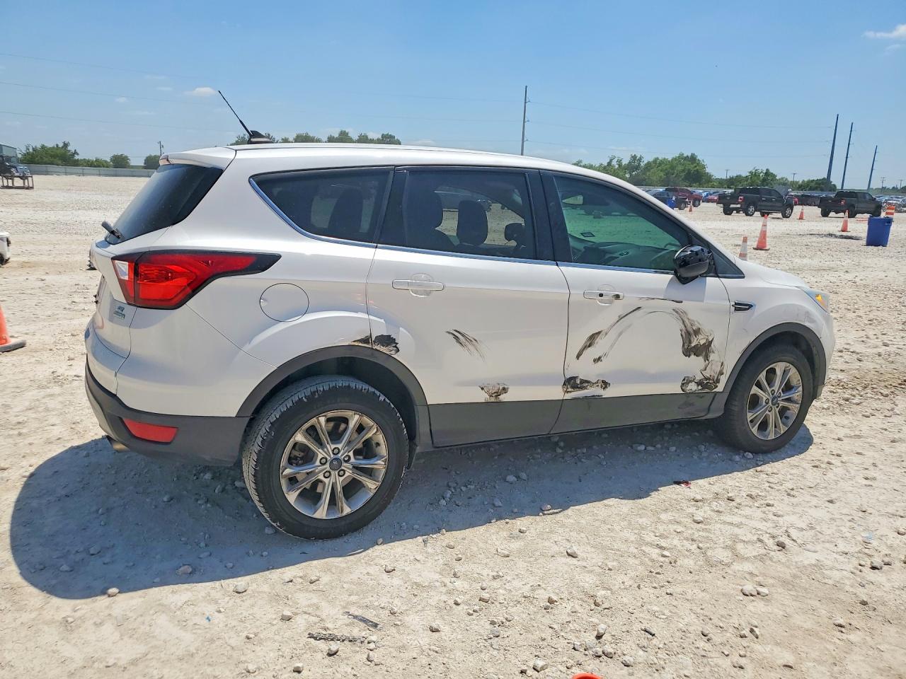 2019 Ford Escape Se White vin: 1FMCU0GD2KUA04634