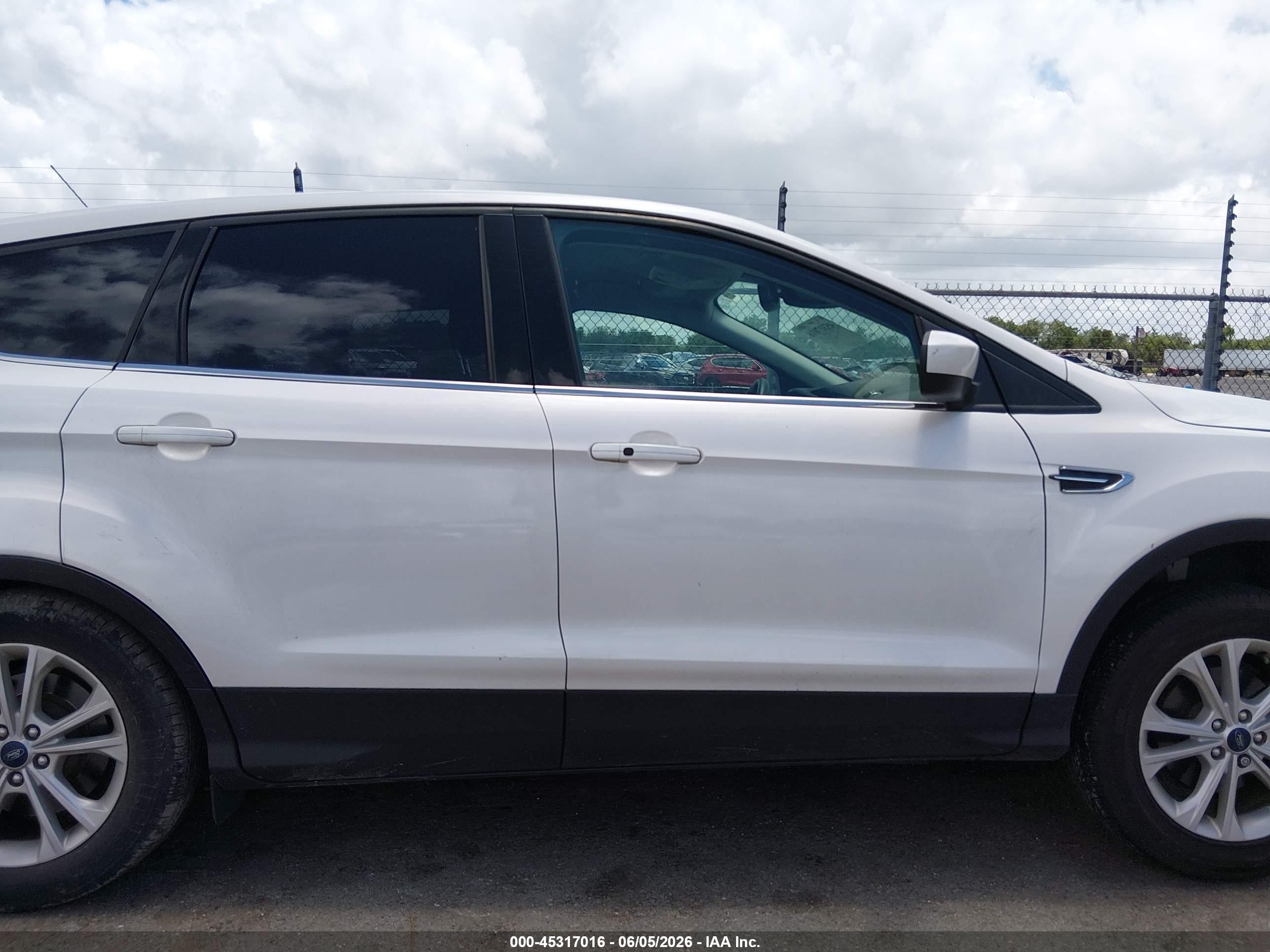 2019 Ford Escape Se White vin: 1FMCU0GD2KUB51164