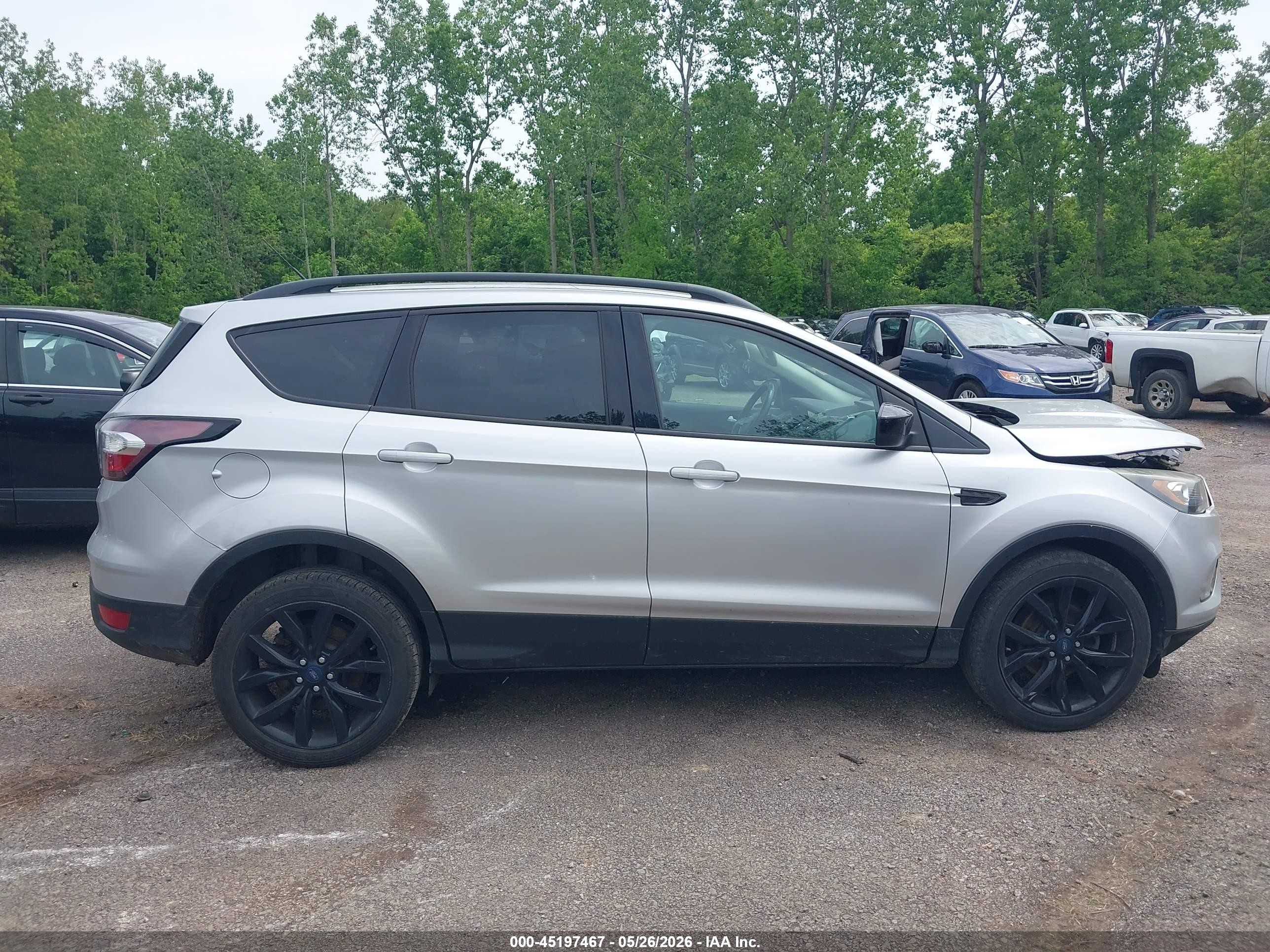 2017 Ford Escape Se Серебряный vin: 1FMCU0GD4HUE52589