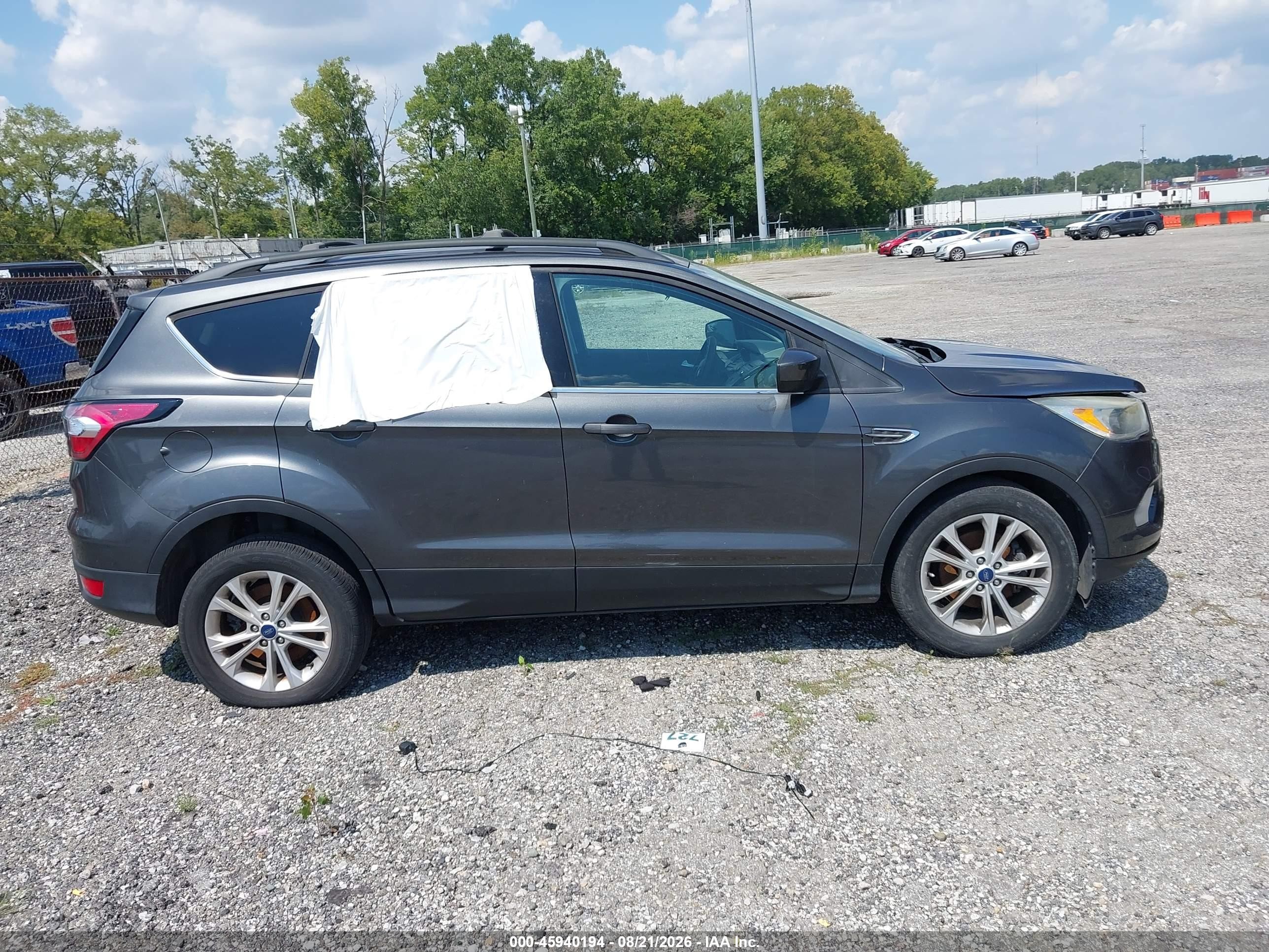2018 Ford Escape Se Gray vin: 1FMCU0GD4JUA43496