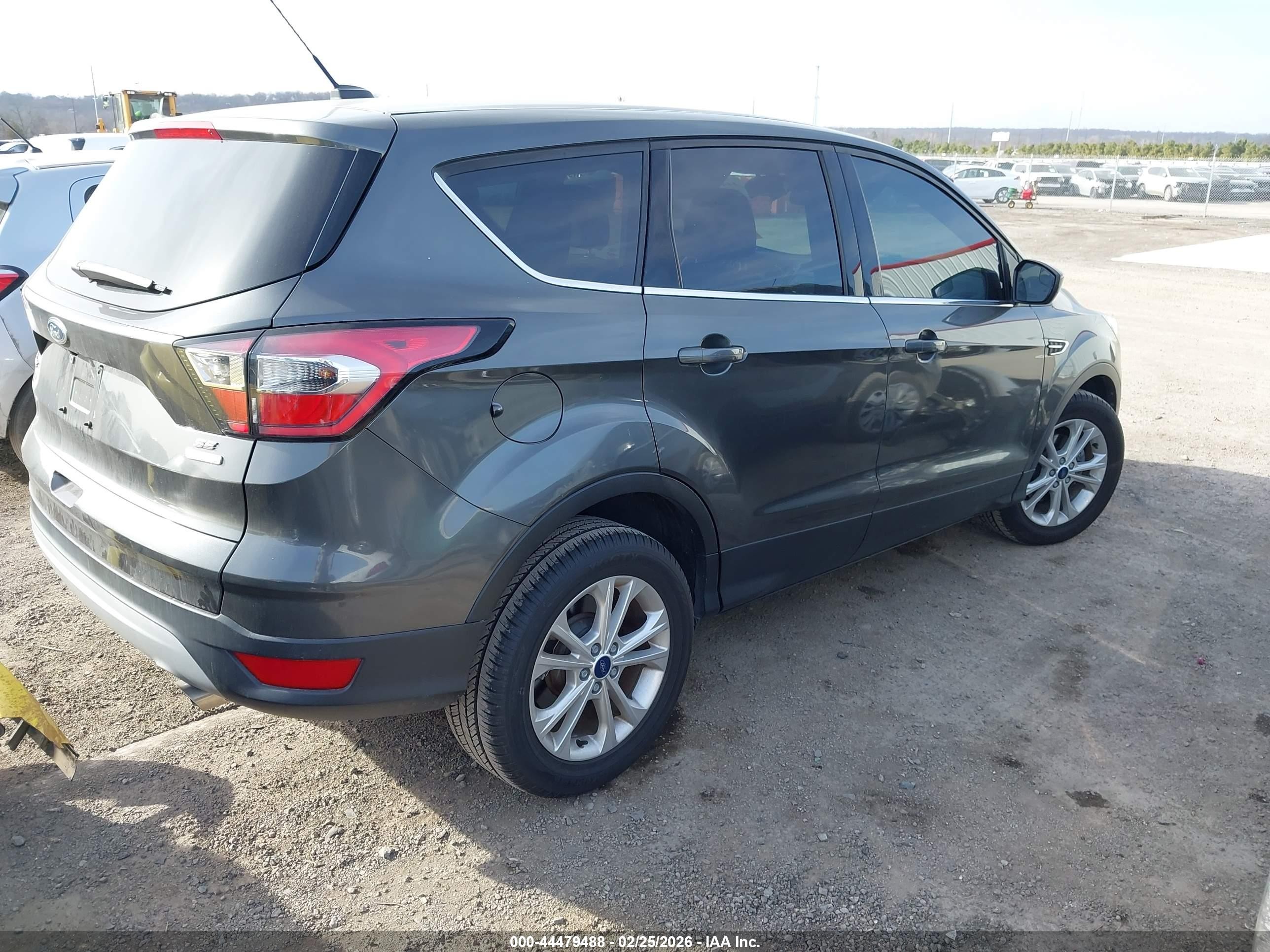 2017 Ford Escape Se Серый vin: 1FMCU0GD6HUC17479