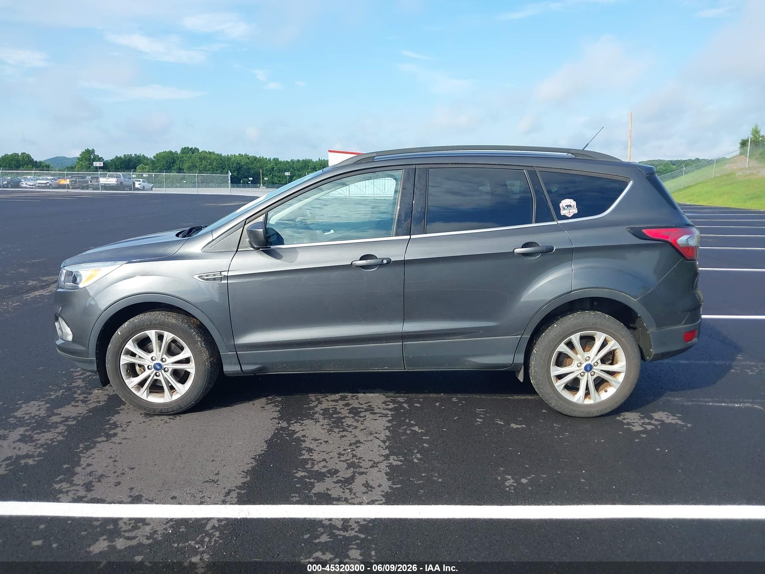 2018 Ford Escape Se Gray vin: 1FMCU0GD6JUC54523