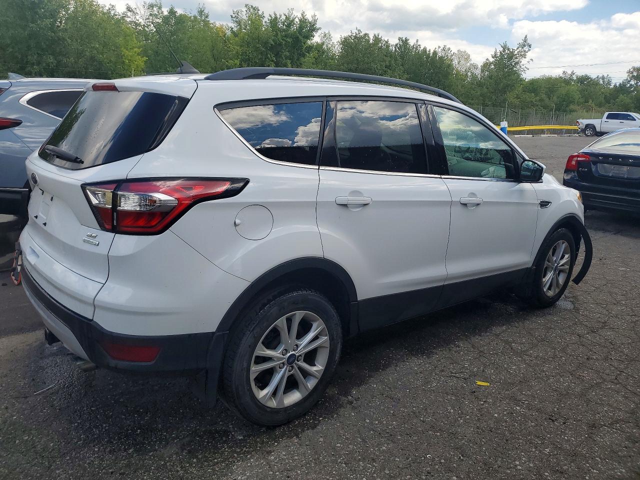 2018 Ford Escape Se White vin: 1FMCU0GD6JUD28085