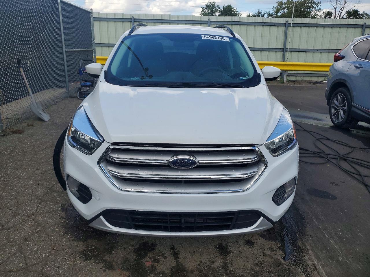 2018 Ford Escape Se White vin: 1FMCU0GD6JUD28085