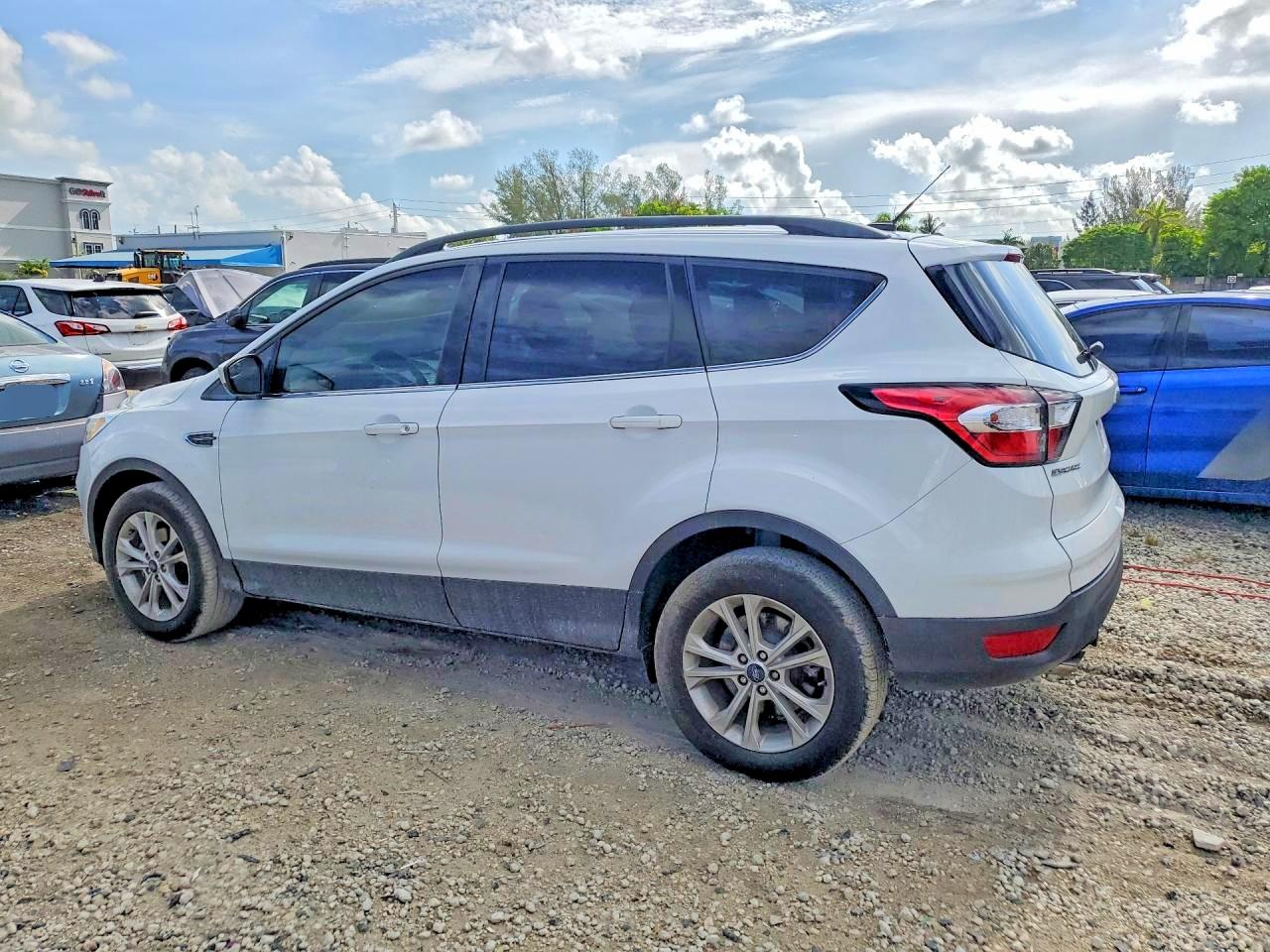 2018 Ford Escape Se White vin: 1FMCU0GD6JUD38289