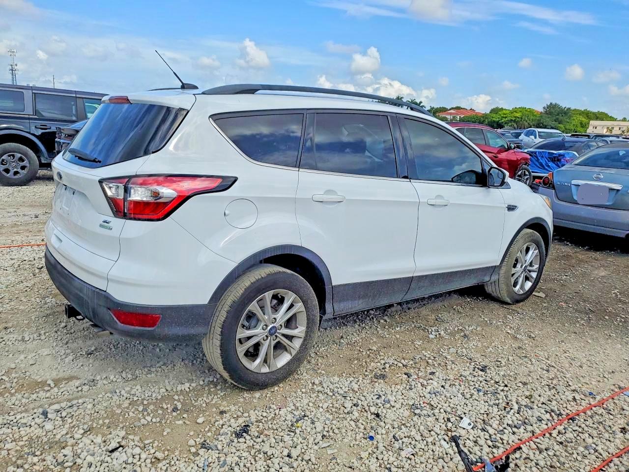 2018 Ford Escape Se White vin: 1FMCU0GD6JUD38289