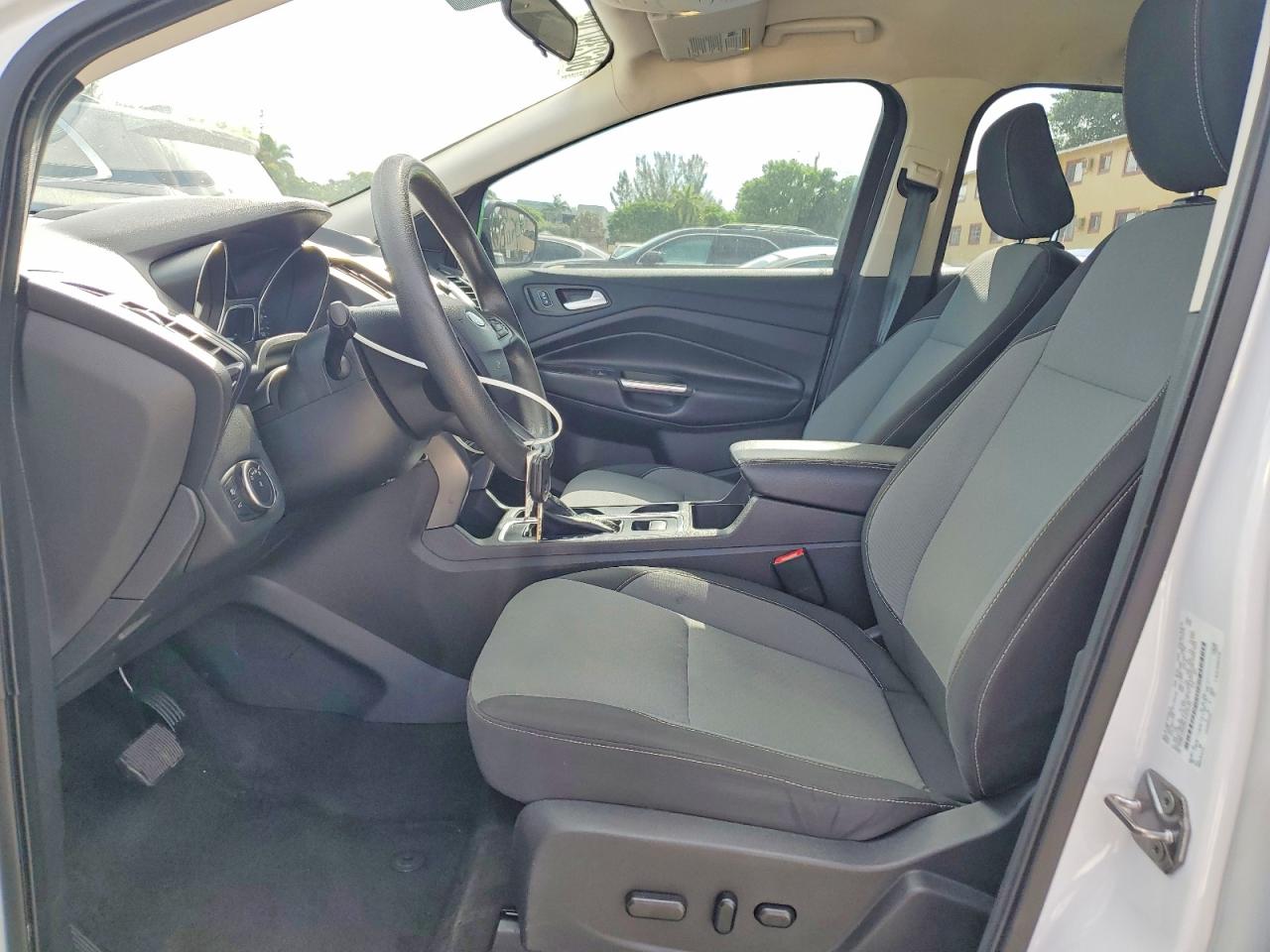 2018 Ford Escape Se White vin: 1FMCU0GD6JUD38289