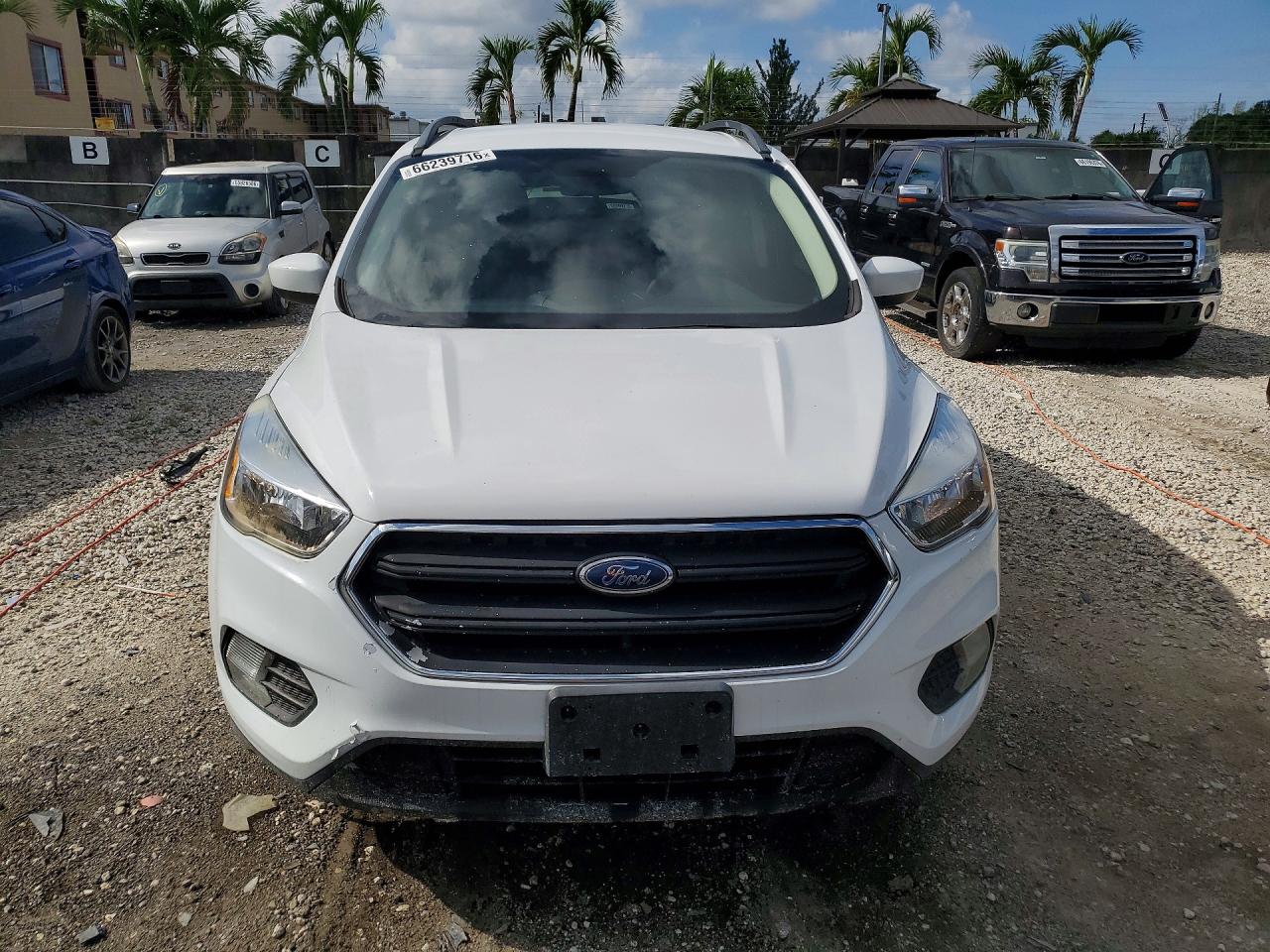 2018 Ford Escape Se White vin: 1FMCU0GD6JUD38289