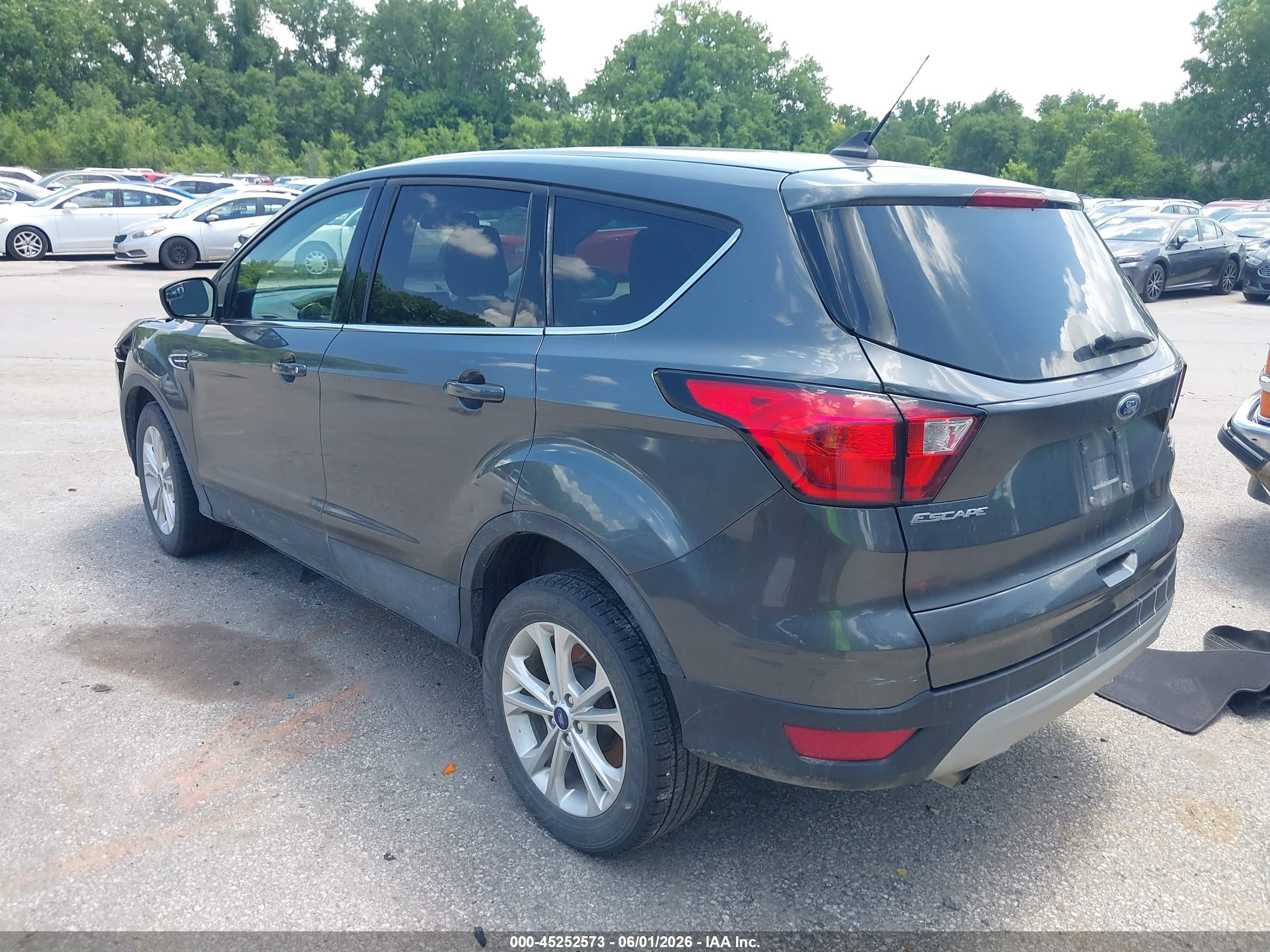 2019 Ford Escape Se Gray vin: 1FMCU0GD6KUB02565