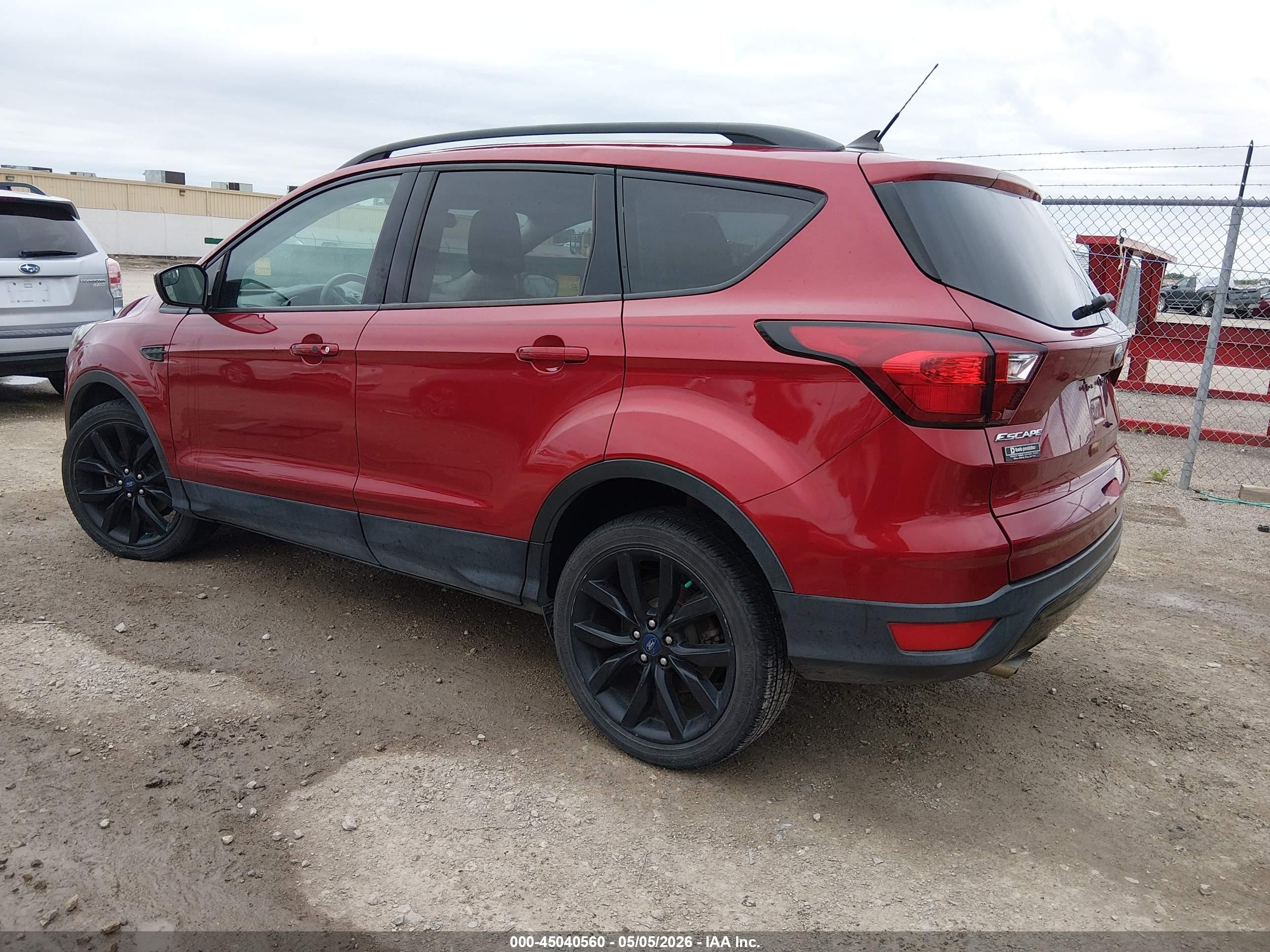 2019 Ford Escape Se Красный vin: 1FMCU0GD7KUA96744
