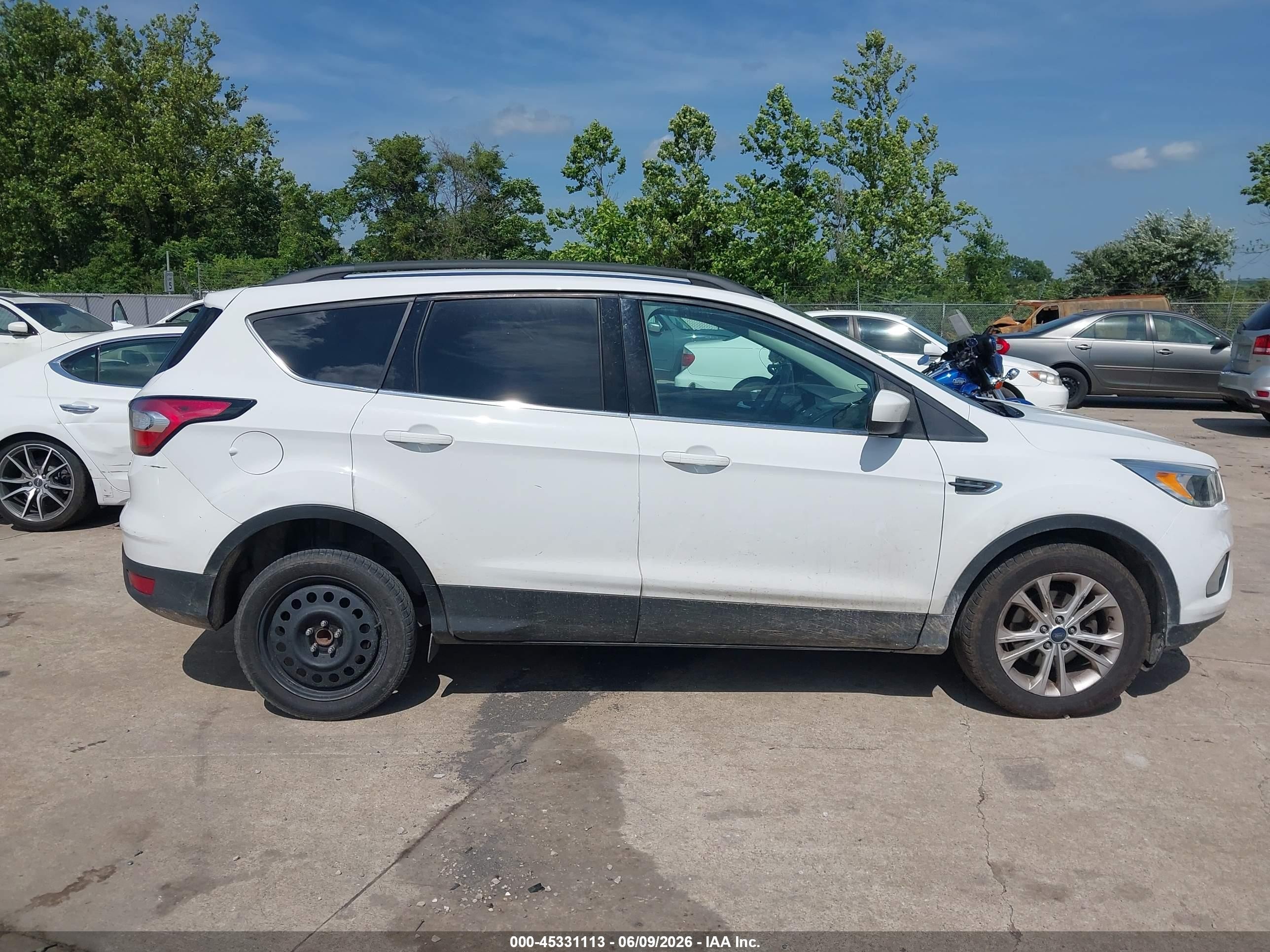 2018 Ford Escape Se Белый vin: 1FMCU0GD8JUA76162