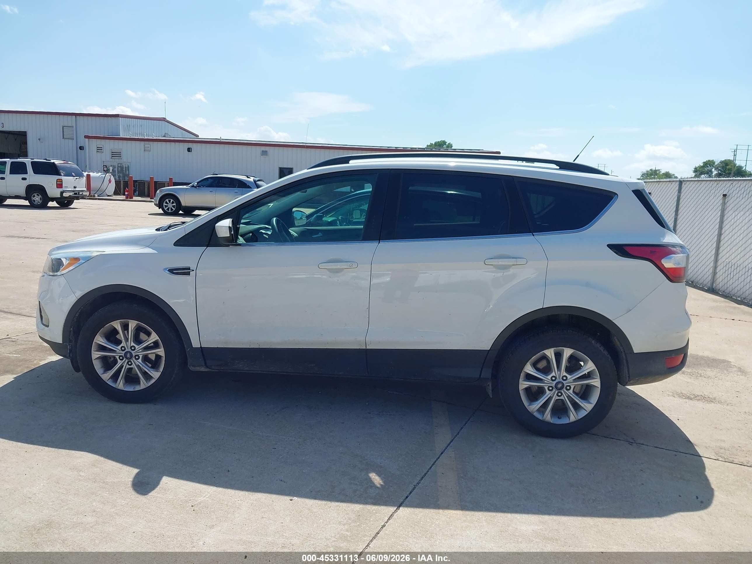 2018 Ford Escape Se Белый vin: 1FMCU0GD8JUA76162