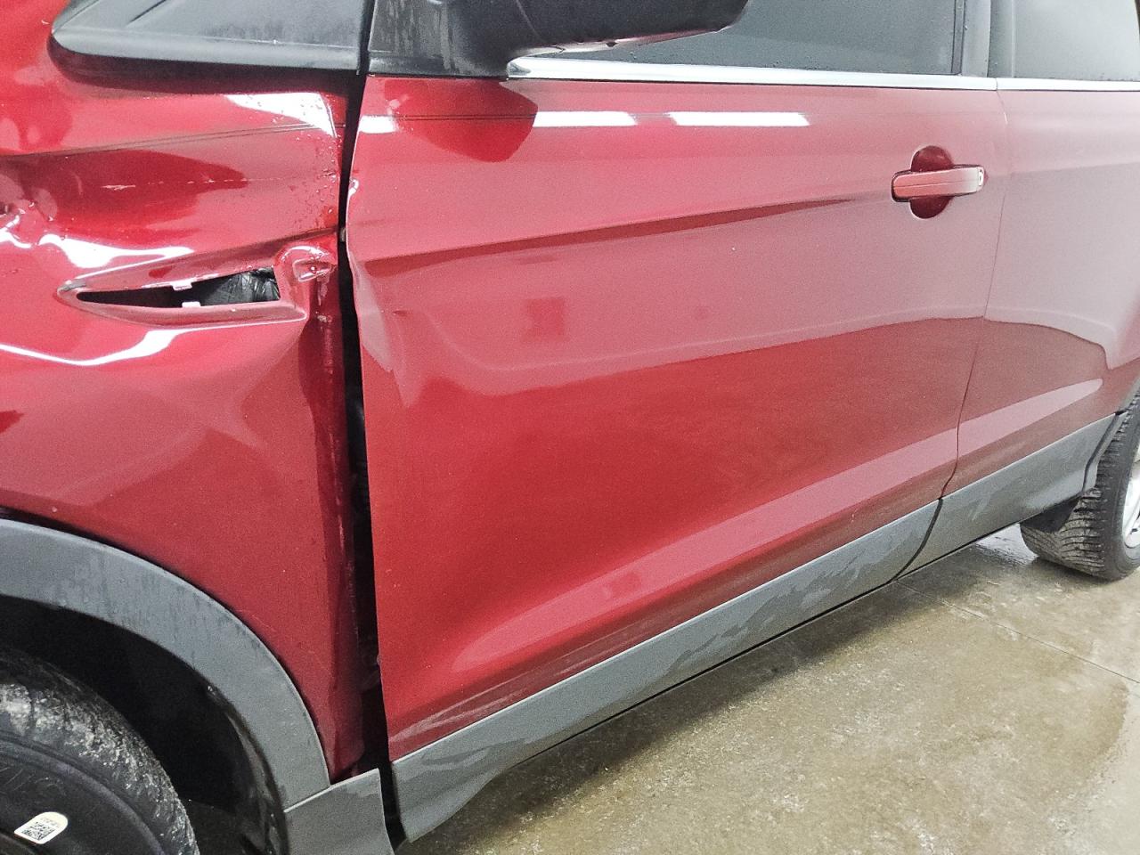 2014 Ford Escape Se Red vin: 1FMCU0GX6EUB77703 Damage: Left Front Door, Severe Damage, Replacement Required