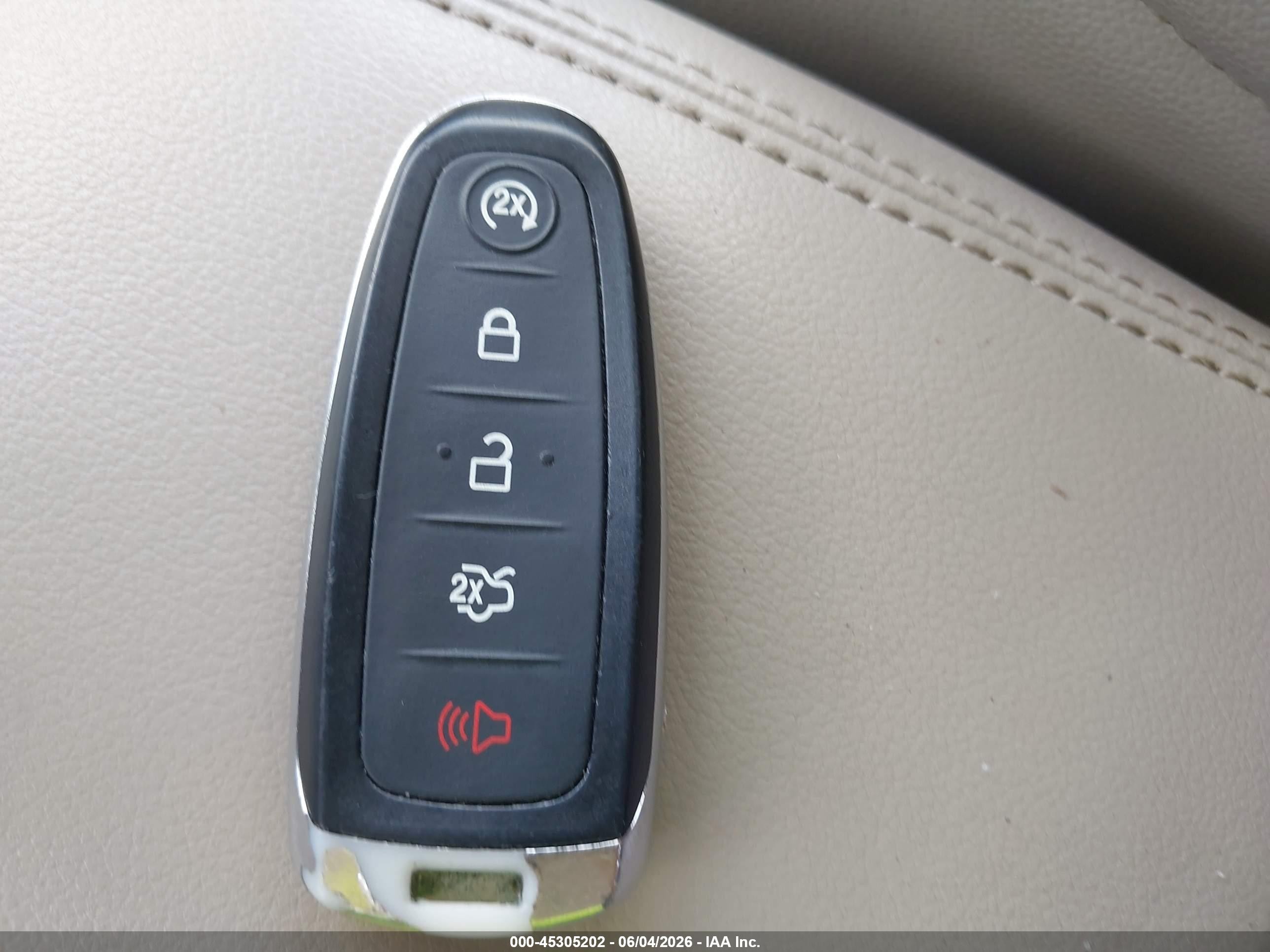 2014 Ford Escape Titanium White vin: 1FMCU0J91EUD56077