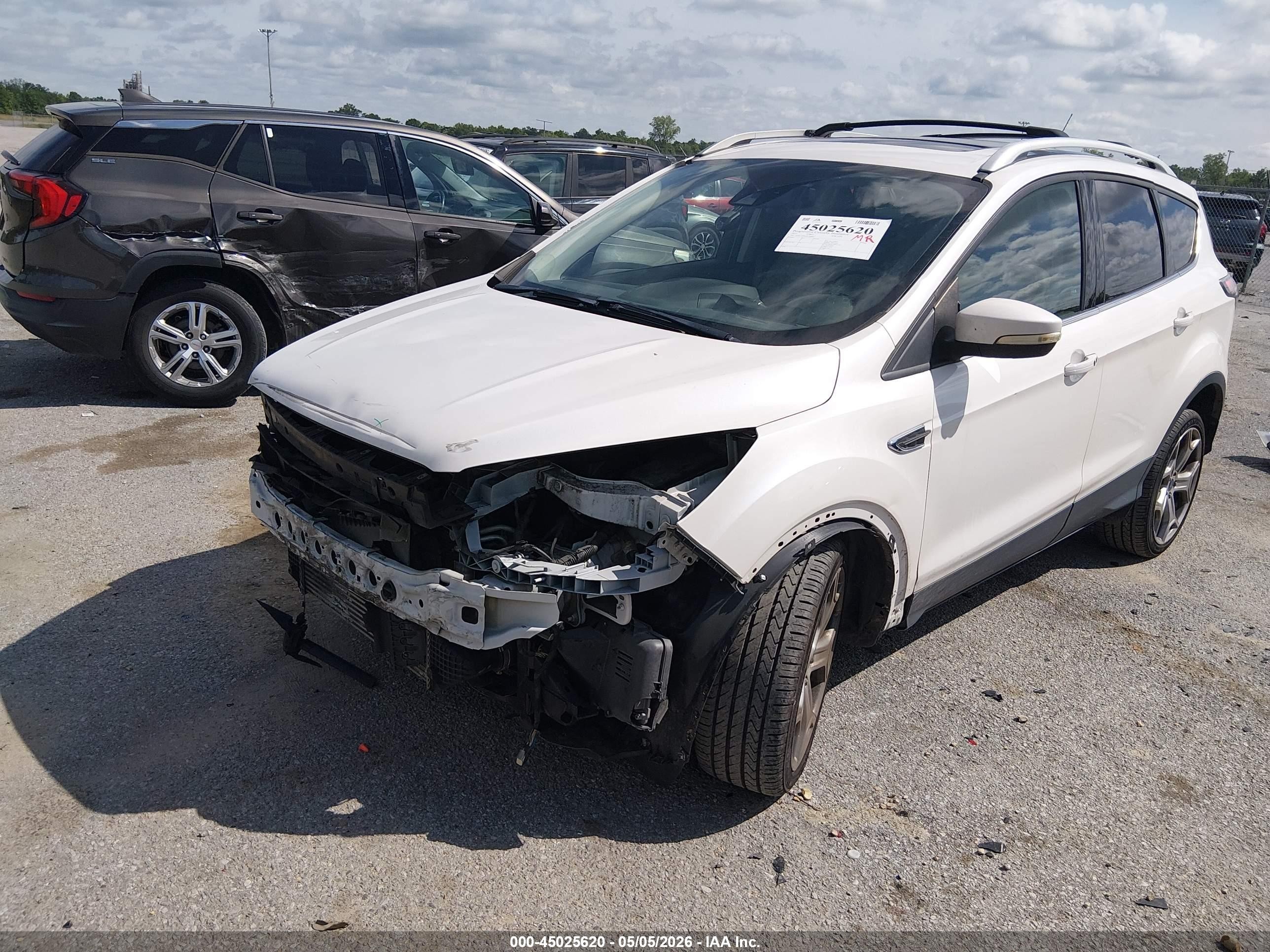 2017 Ford Escape Titanium Белый vin: 1FMCU0J91HUA08851
