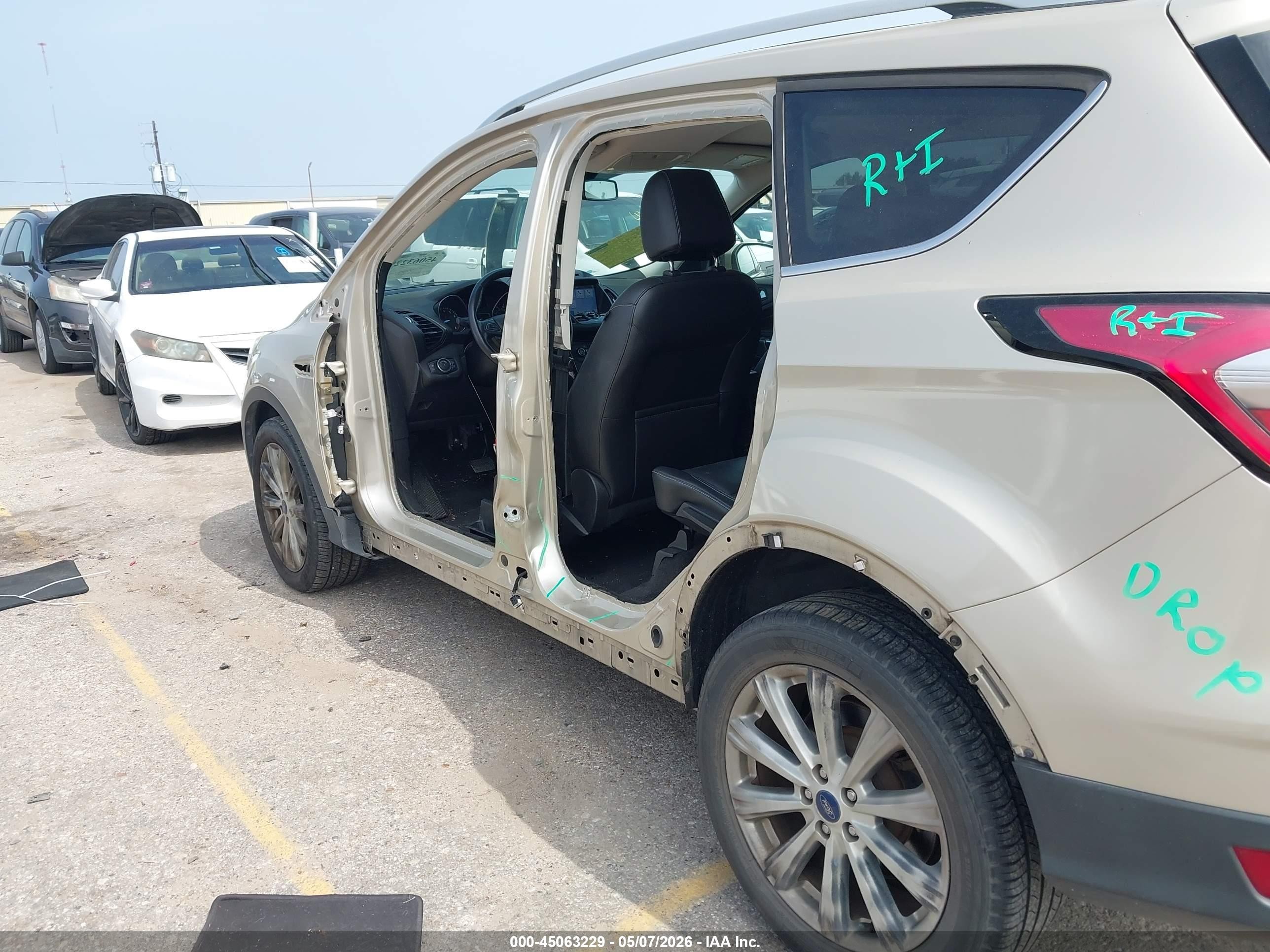 2017 Ford Escape Titanium Beige vin: 1FMCU0J93HUE94143