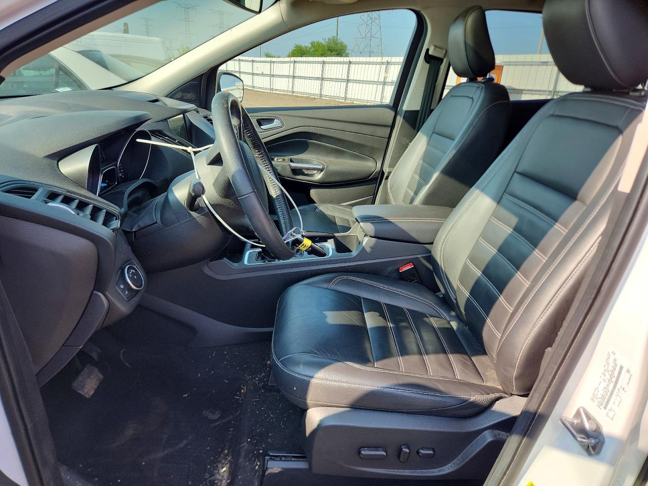 2018 Ford Escape Titanium White vin: 1FMCU0J94JUA61467