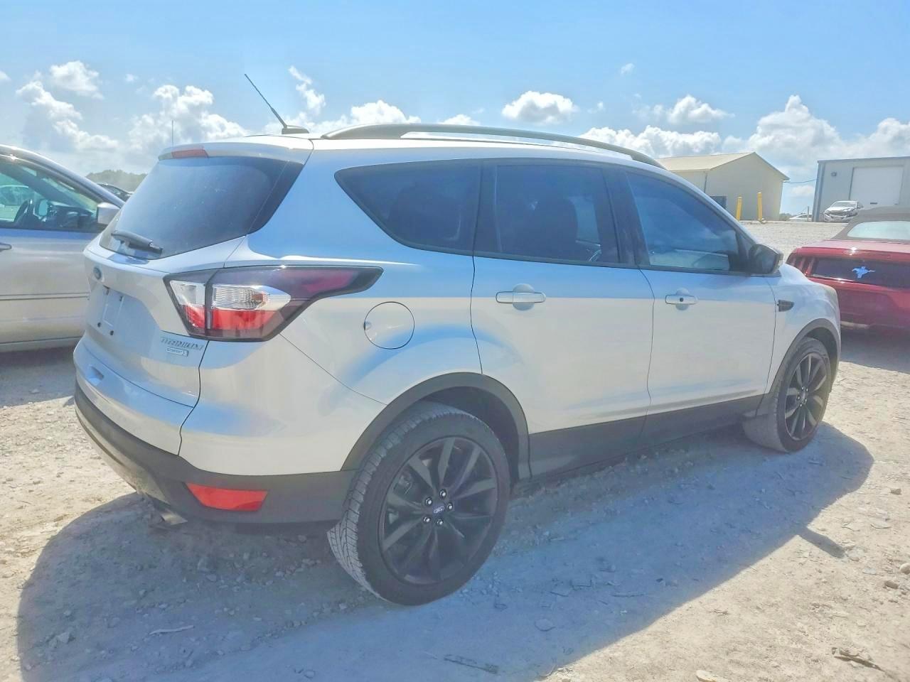 2017 Ford Escape Titanium Серебряный vin: 1FMCU0JD0HUD72389