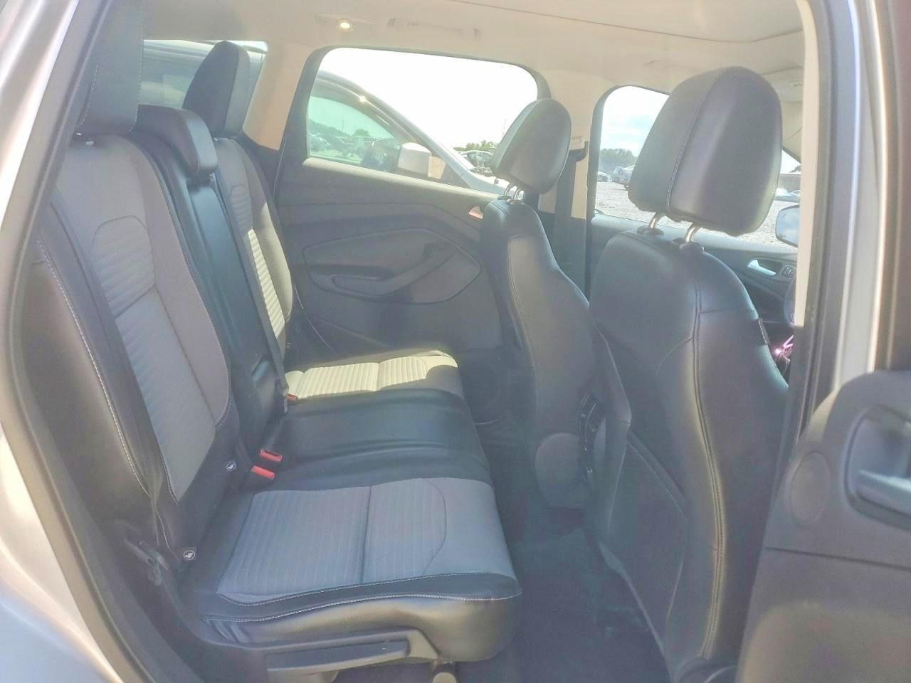 2017 Ford Escape Titanium Серебряный vin: 1FMCU0JD0HUD72389