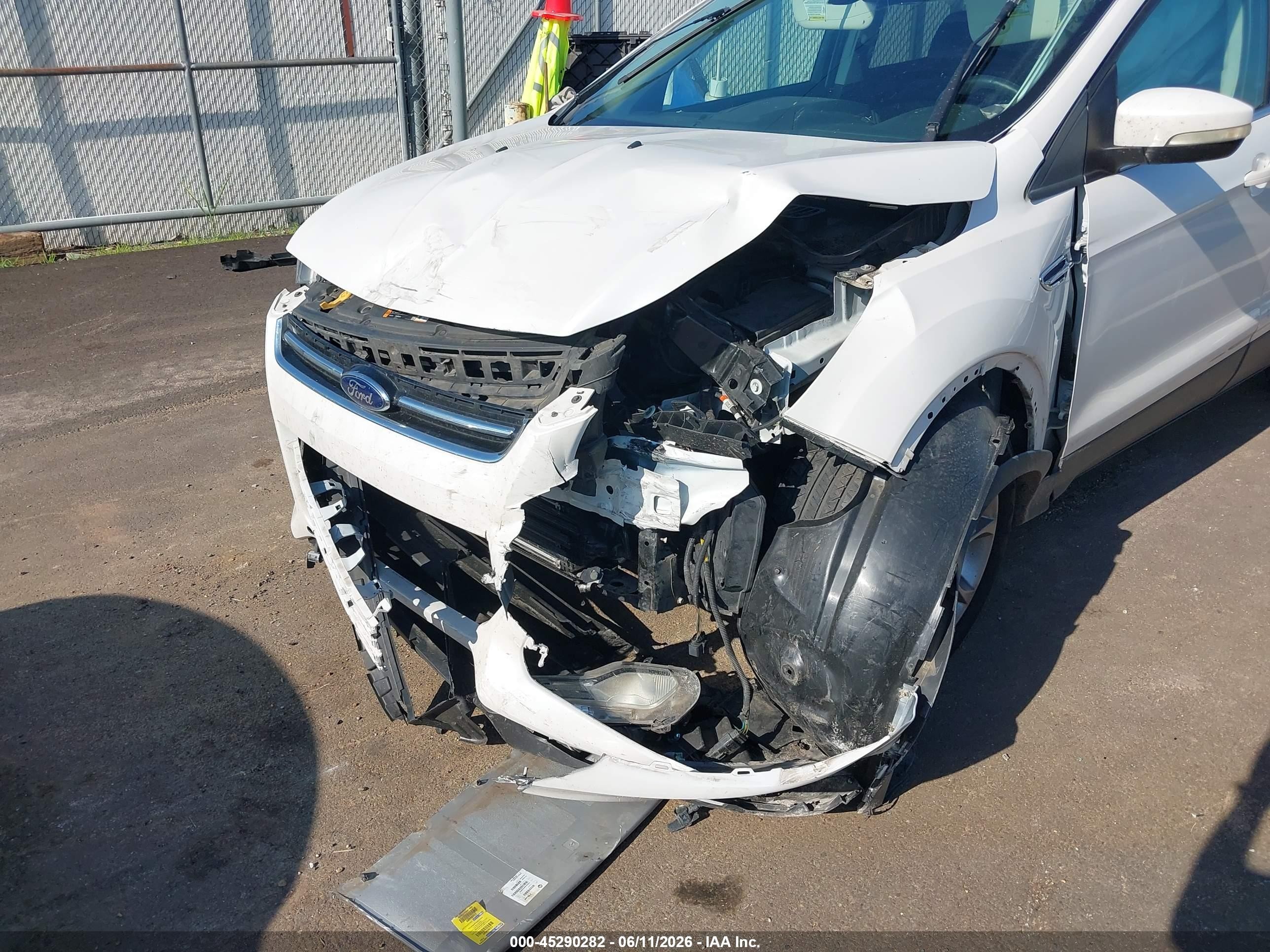 2014 Ford Escape Titanium White vin: 1FMCU0JX7EUE23781